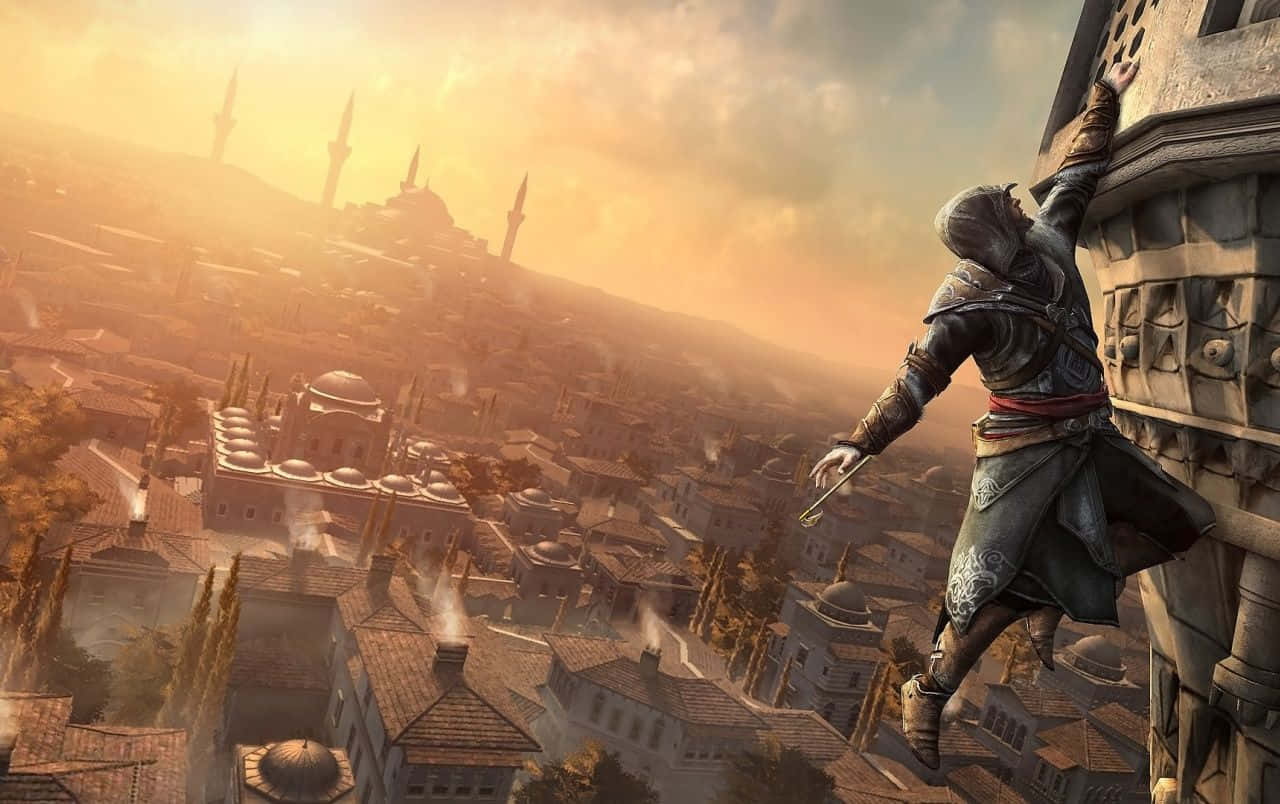 Assassin's Creed Revelations 桌布 壁紙 — 一名戴著兜帽的刺客攀爬一座石塔，俯瞰著沐浴在金色夕陽光芒中的廣闊鄂圖曼城市。