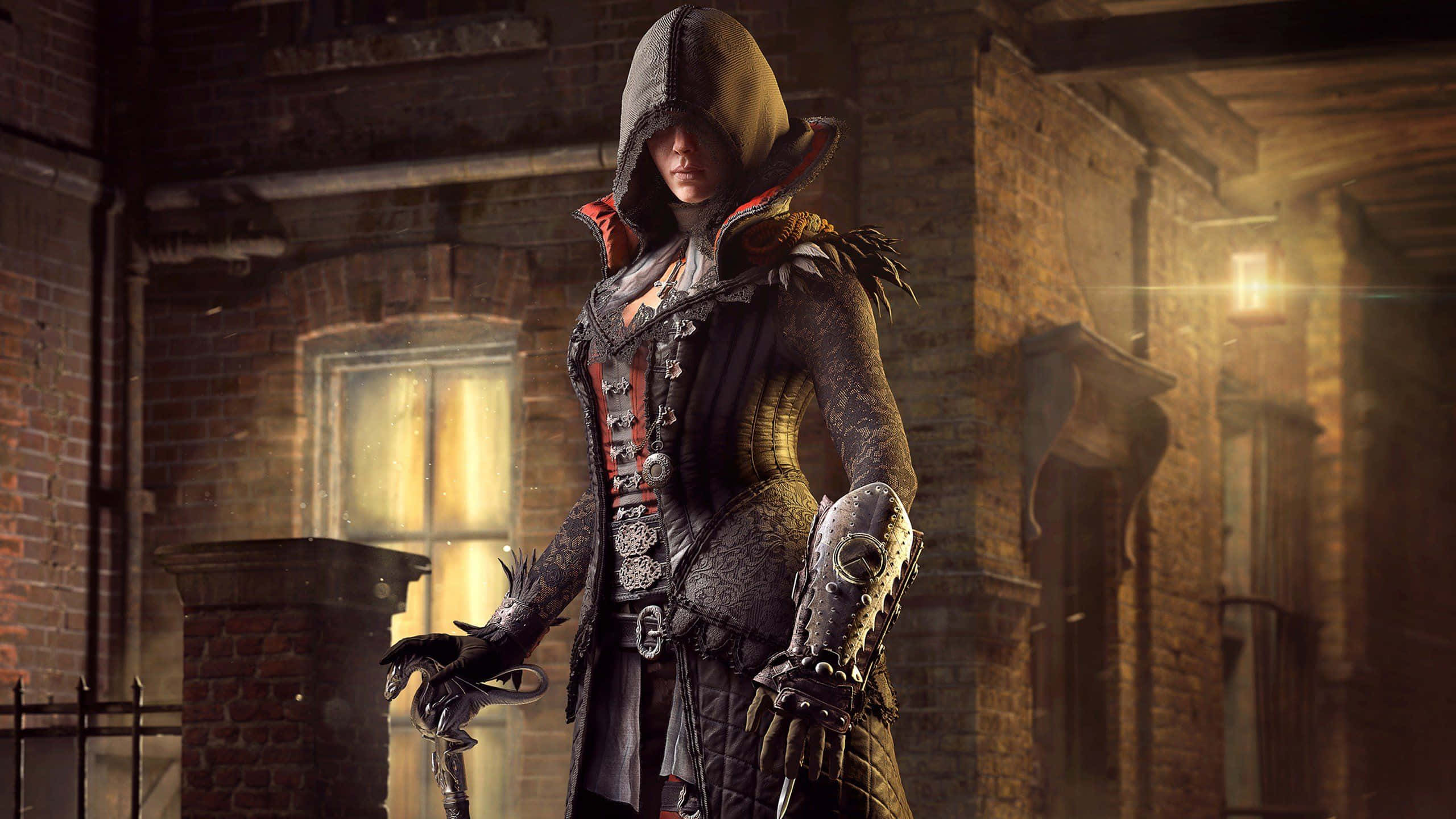 Evie Frye 桌布 壁紙 — 一名戴著兜帽的刺客站在昏暗的磚砌小巷中，在溫暖的燈籠光芒下握著刀刃。