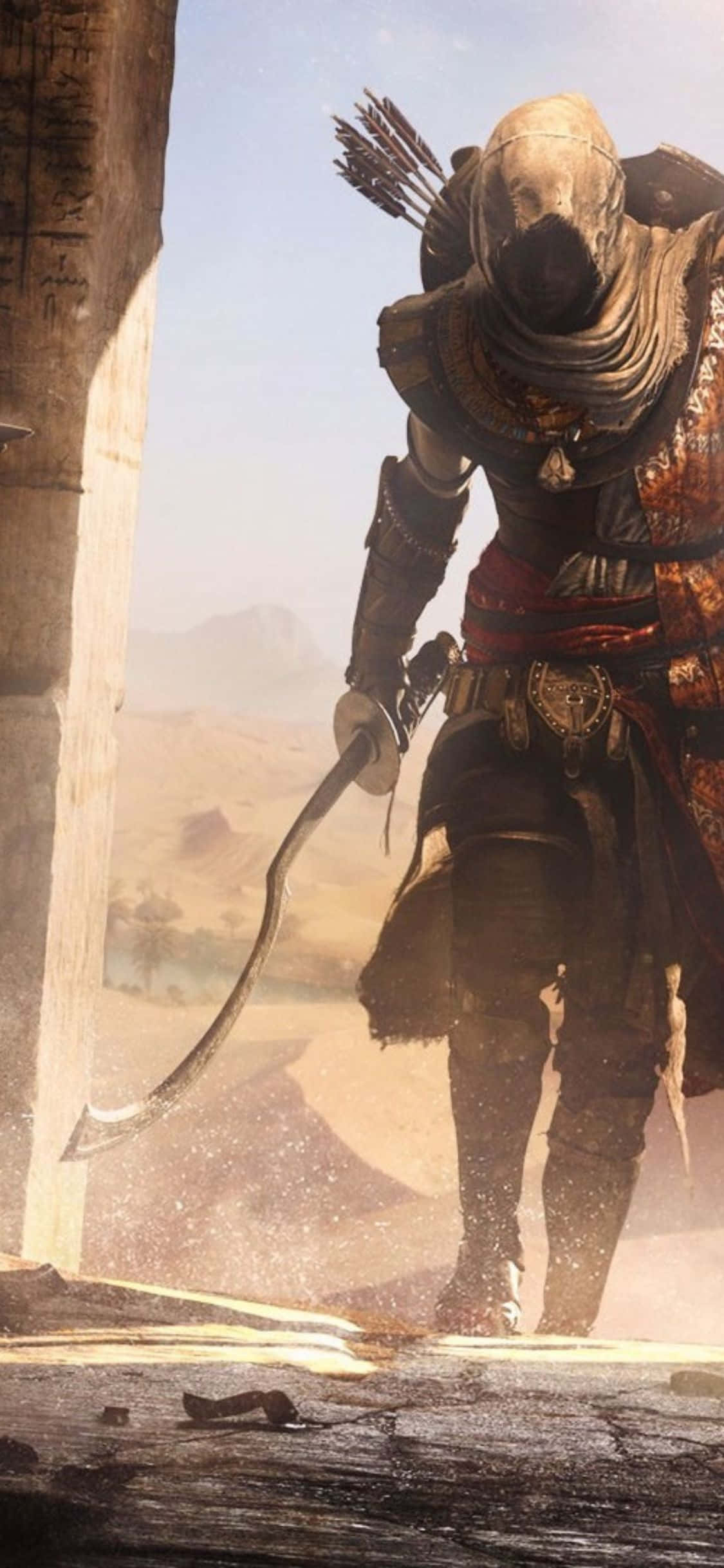 iPhone X Assassin's Creed Origins 桌布 壁紙 — 一名戴著兜帽的刺客身穿華麗盔甲，手持彎刀和箭袋，站在陽光照耀的沙漠廢墟中。
