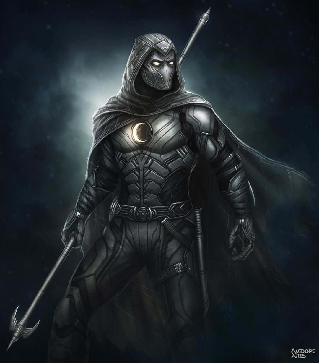 Moon Knight 桌布 壁紙 — 一名戴著兜帽的裝甲戰士，擁有發光的眼睛和新月標誌，站在黑暗迷霧中，手持長矛和斧頭。