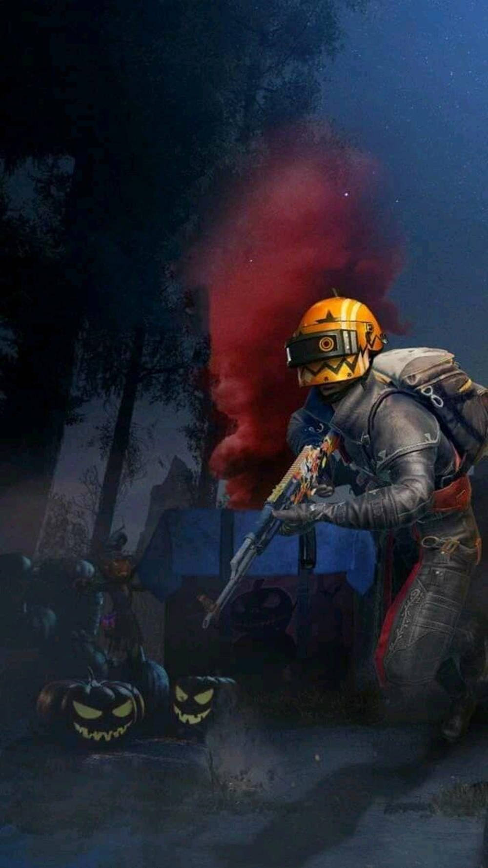 pubg mobile 桌布 壁紙 — 一名戴著南瓜主題頭盔的士兵在夜間黑暗的森林中開槍，身後冒出紅色煙霧。
