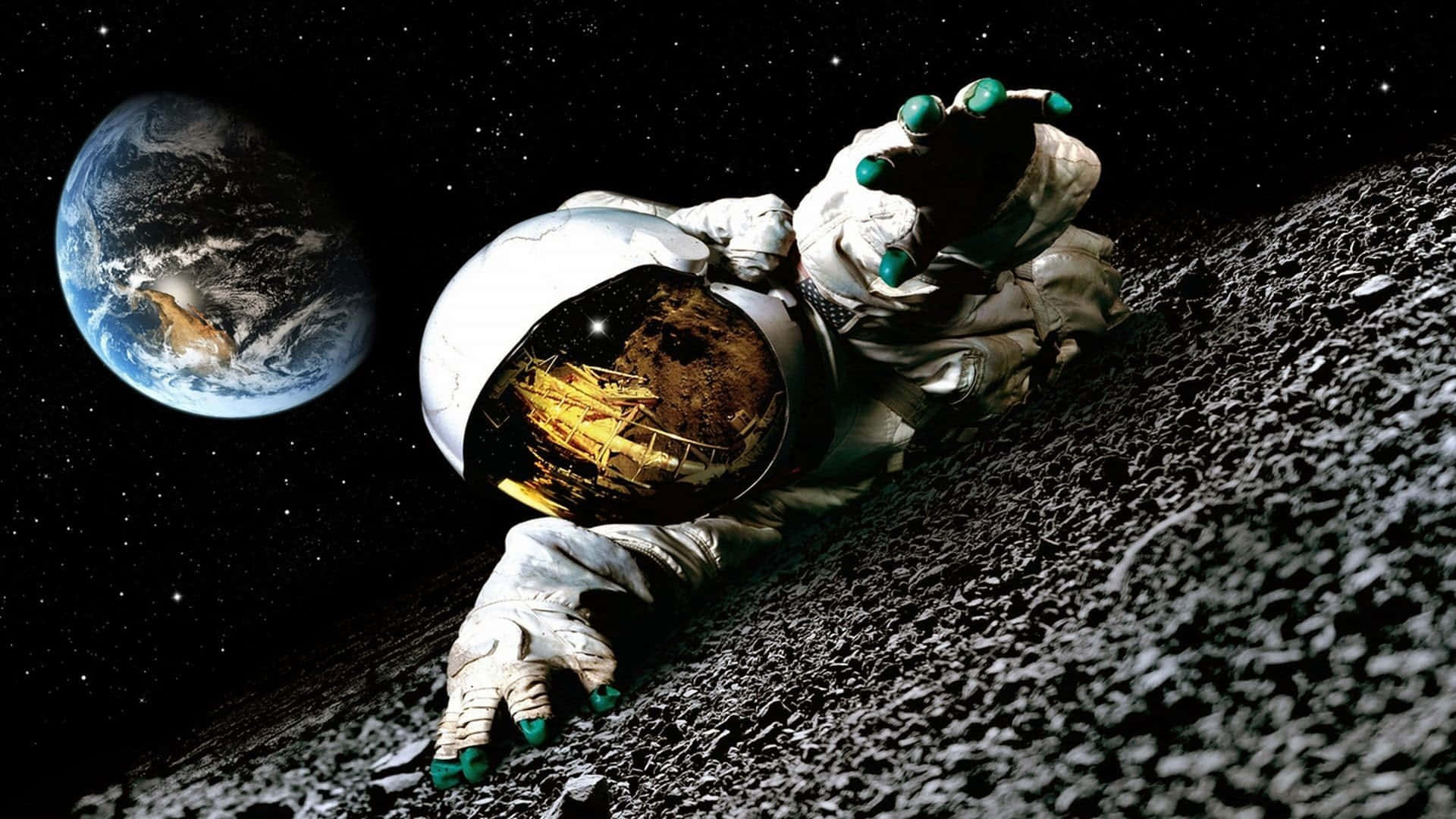 Astronaut Desktop 桌布 壁紙 — 一名戴著反光頭盔的太空人在岩石月球表面爬行，地球在繁星點點的黑色天空中可見。