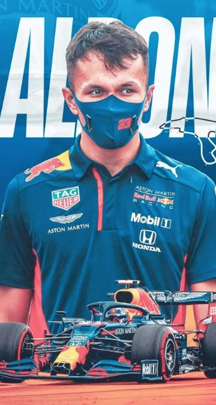 Formula One 桌布 壁紙 — 一名戴著口罩、身穿車隊裝備的F1車手站在他的賽車後面，背景帶有品牌標誌。