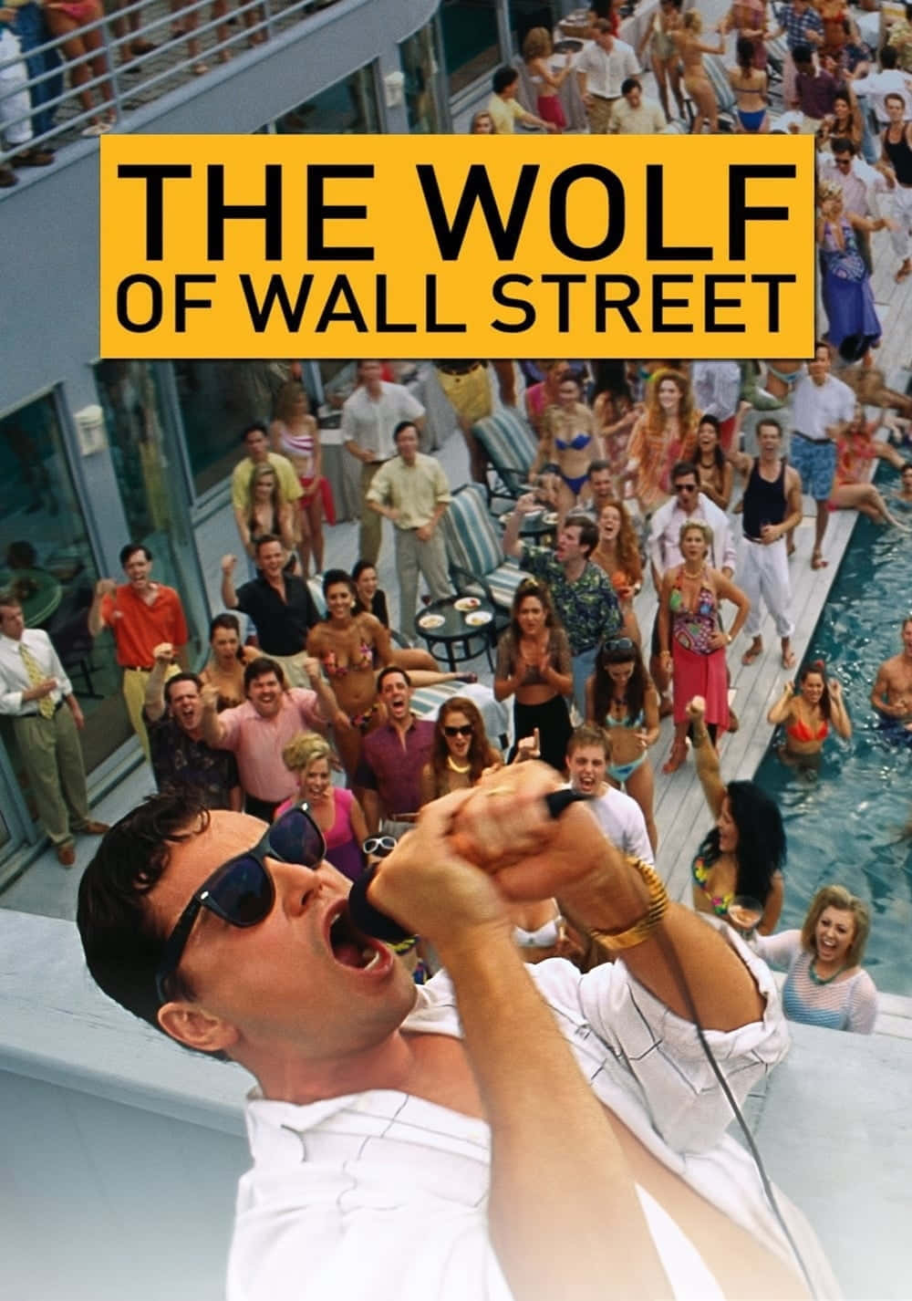 Wolf Of Wall Street 桌布 壁紙 — 一名戴著太陽眼鏡的男子在泳池派對上，被歡呼的人群包圍，對著麥克風大喊。