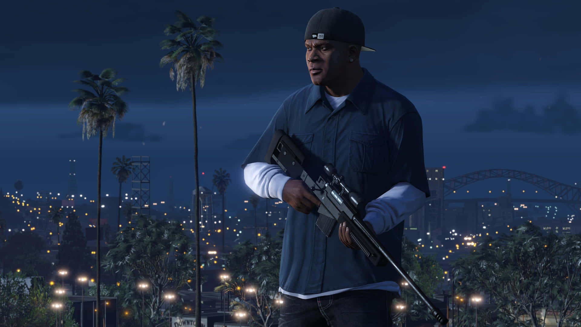 Gta 5 4K 桌布 壁紙 — 一名戴著帽子的男子在黑暗的天空下，以棕櫚樹為背景，手持步槍對著發光的城市天際線。