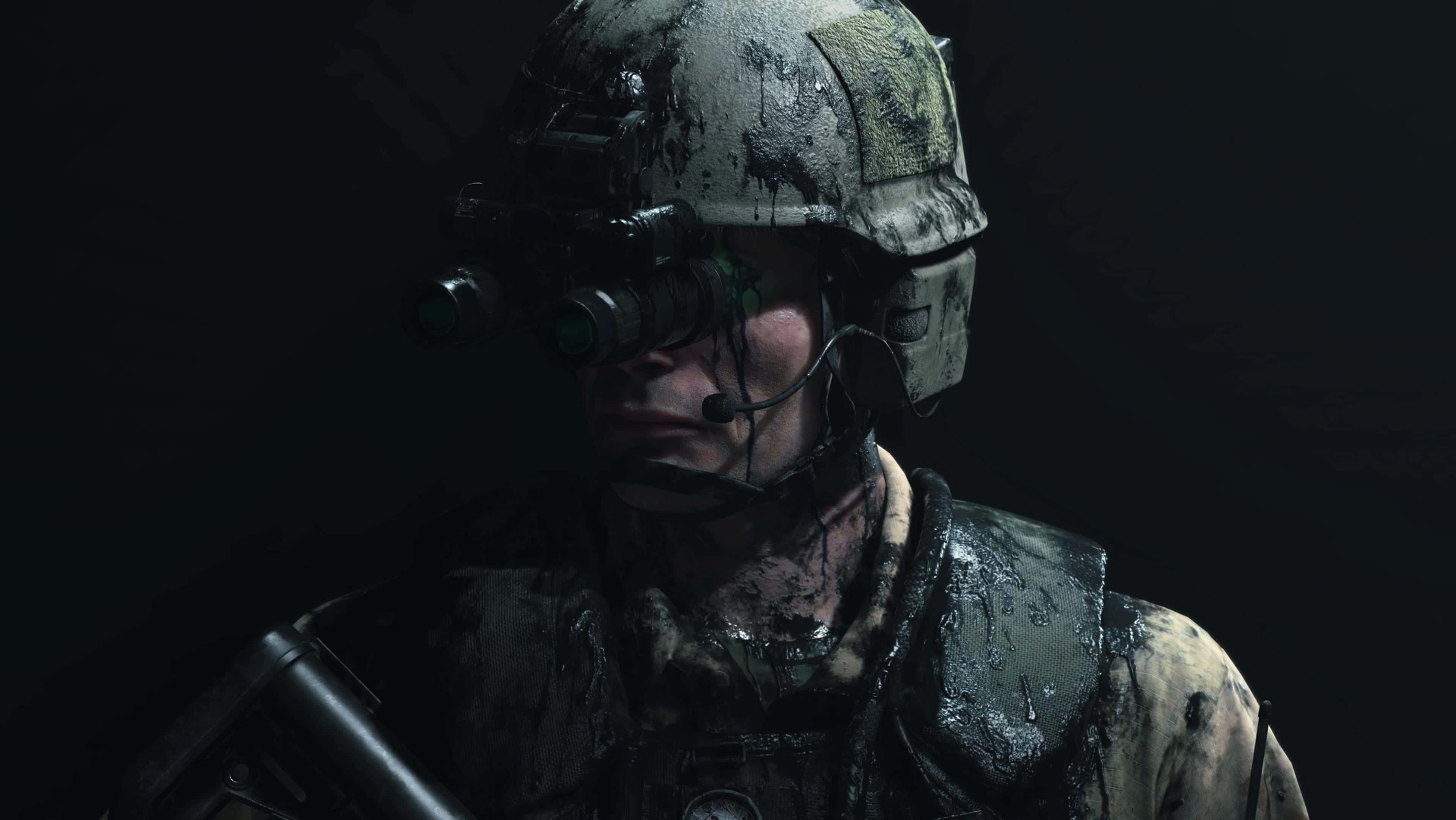 death stranding iPhone 桌布 壁紙 — 一名戴著泥濘頭盔和戰術裝備的士兵在昏暗光線下，戴著發出綠色光芒的夜視鏡凝視著。