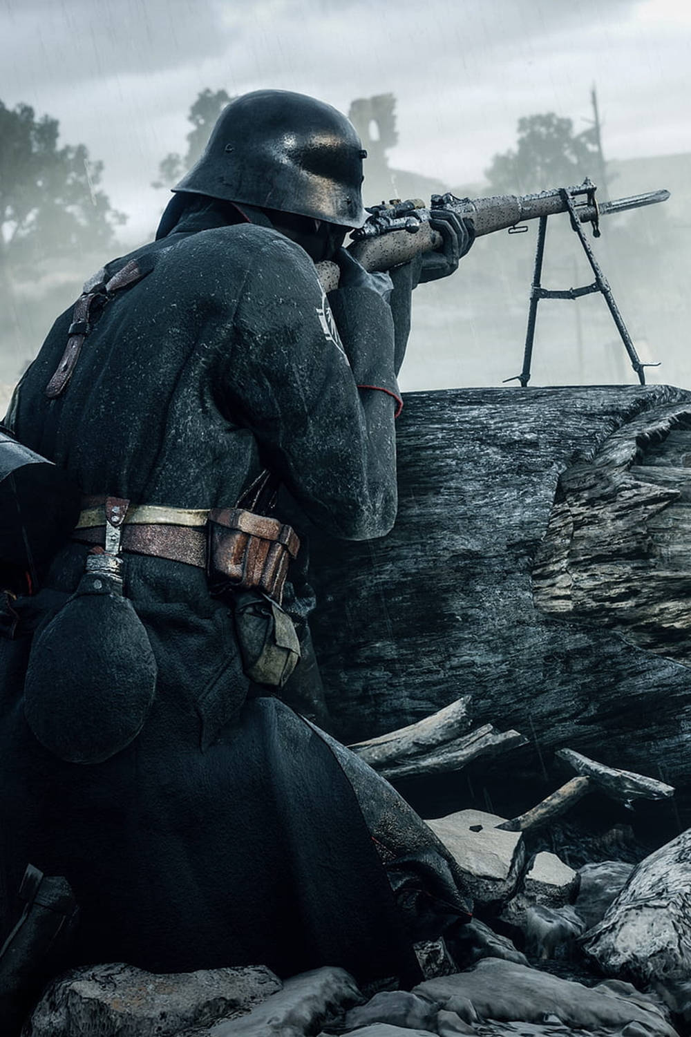 Battlefield 1 HD 桌布 壁紙 — 一名戴著泥濘頭盔和穿著泥濘軍服的士兵，在灰色天空下，從一根圓木後面向雨淋的戰場瞄準。