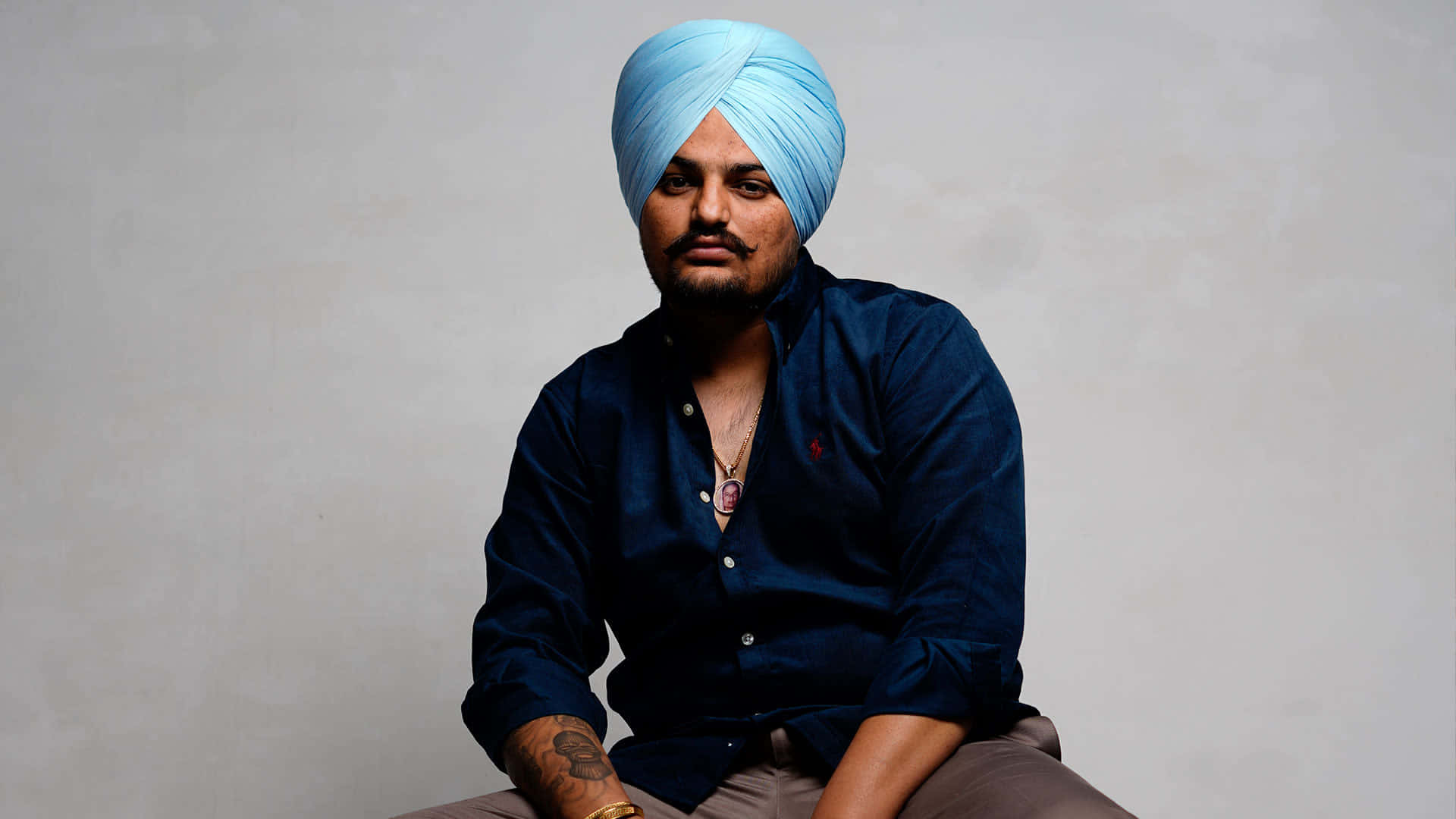 男子戴藍色頭巾及深色襯衫的攝影棚肖像 — Sidhu Moose Wala 壁紙