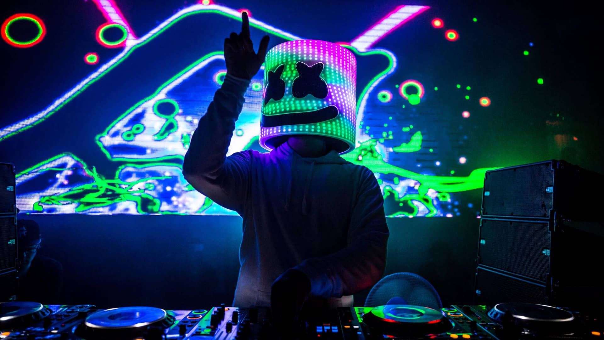Marshmallow Dj 桌布 壁紙 — 一名戴著發光LED棉花糖頭盔的DJ在霓虹燈照亮的夜店舞台上舉起手，背後有充滿活力的抽象視覺效果。