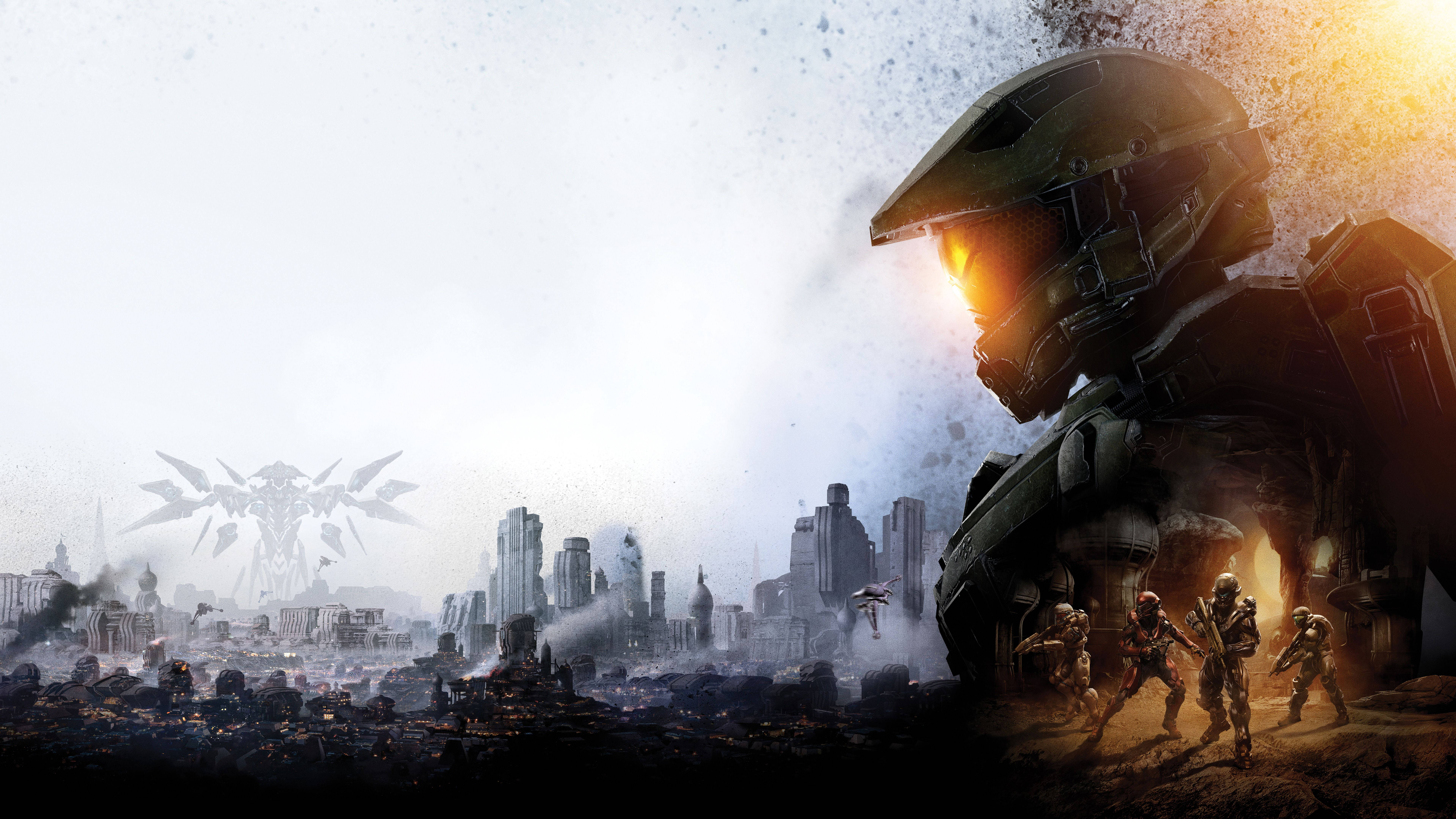 Master Chief 桌布 壁紙 — 一名戴著發光頭盔的斯巴達戰士站在廢墟般的未來城市景觀前，其中有飛行車輛和遙遠的外星建築。