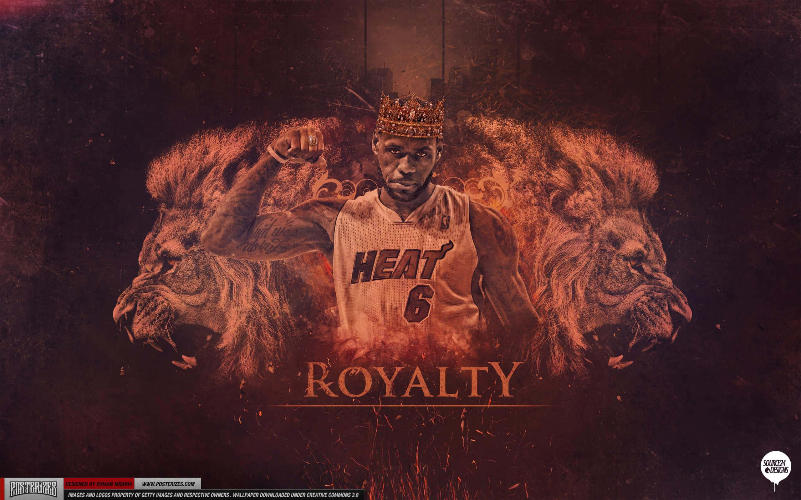 King LeBron James 桌布 壁紙 — 一名戴著皇冠、身穿熱火隊球衣的籃球運動員，在熾熱的黑暗背景前，兩側各有一頭咆哮的獅子，下方有「royalty」字樣。