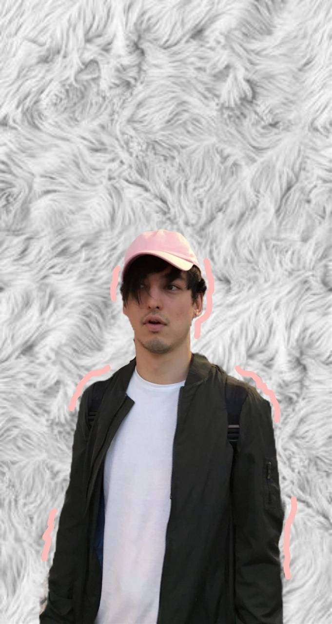 joji 桌布 壁紙 — 一名戴著粉紅色帽子和黑色外套的年輕男子站在毛絨白色紋理背景前，帶有粉紅色霓虹輪廓。