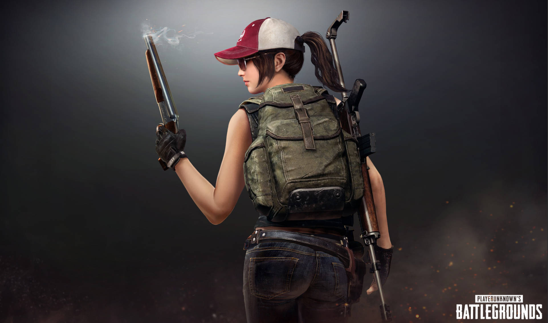 pubg 4K gaming 桌布 壁紙 — 一名戴著紅白帽子和戰術裝備的女兵，手持冒煙的霰彈槍，背上背著步槍，背景陰暗煙霧彌漫。