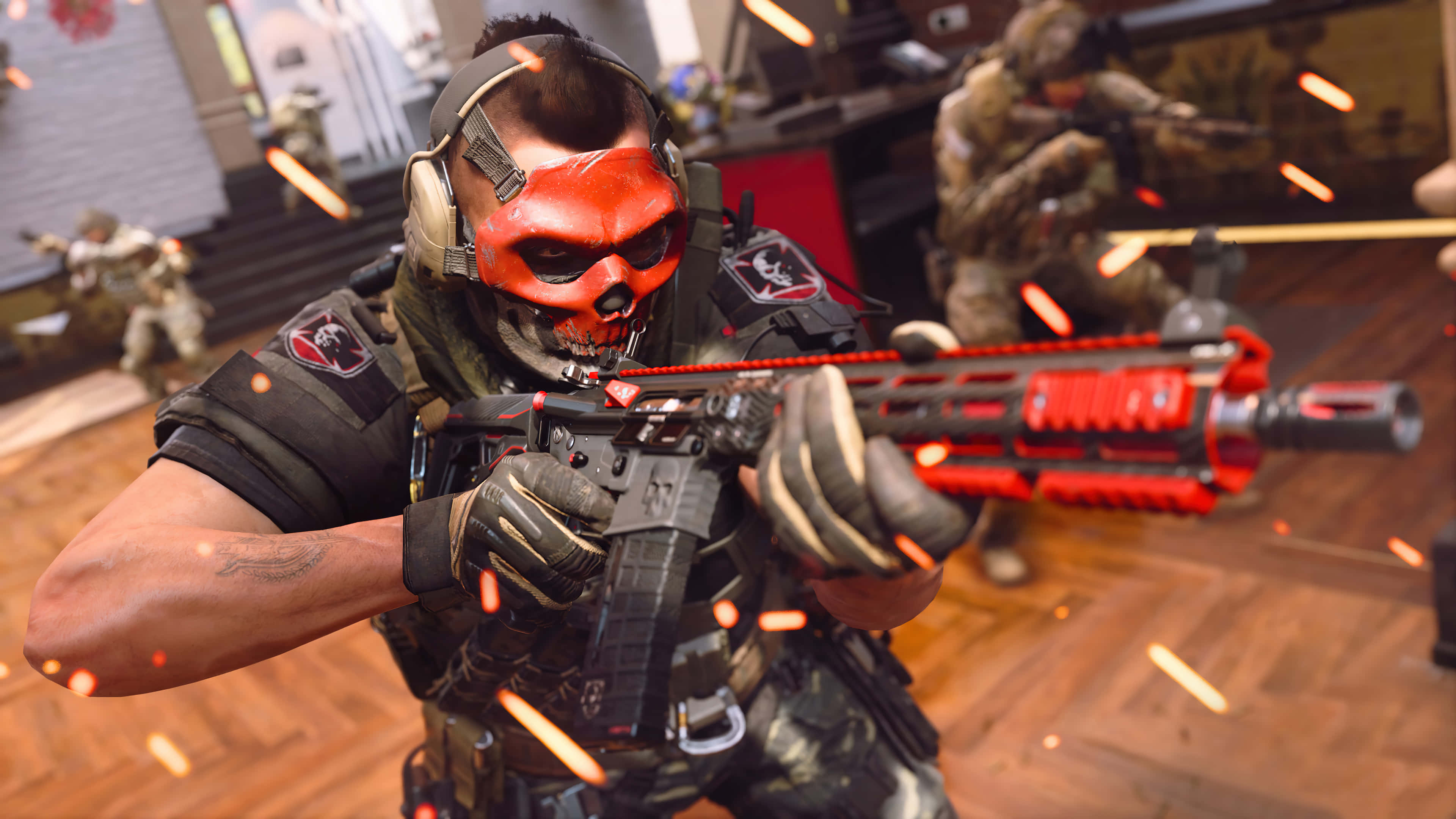 Soap Mactavish 桌布 壁紙 — 一名戴著紅色骷髏面具的士兵在混亂的室內戰鬥場景中發射發光的紅色步槍，火花四濺。