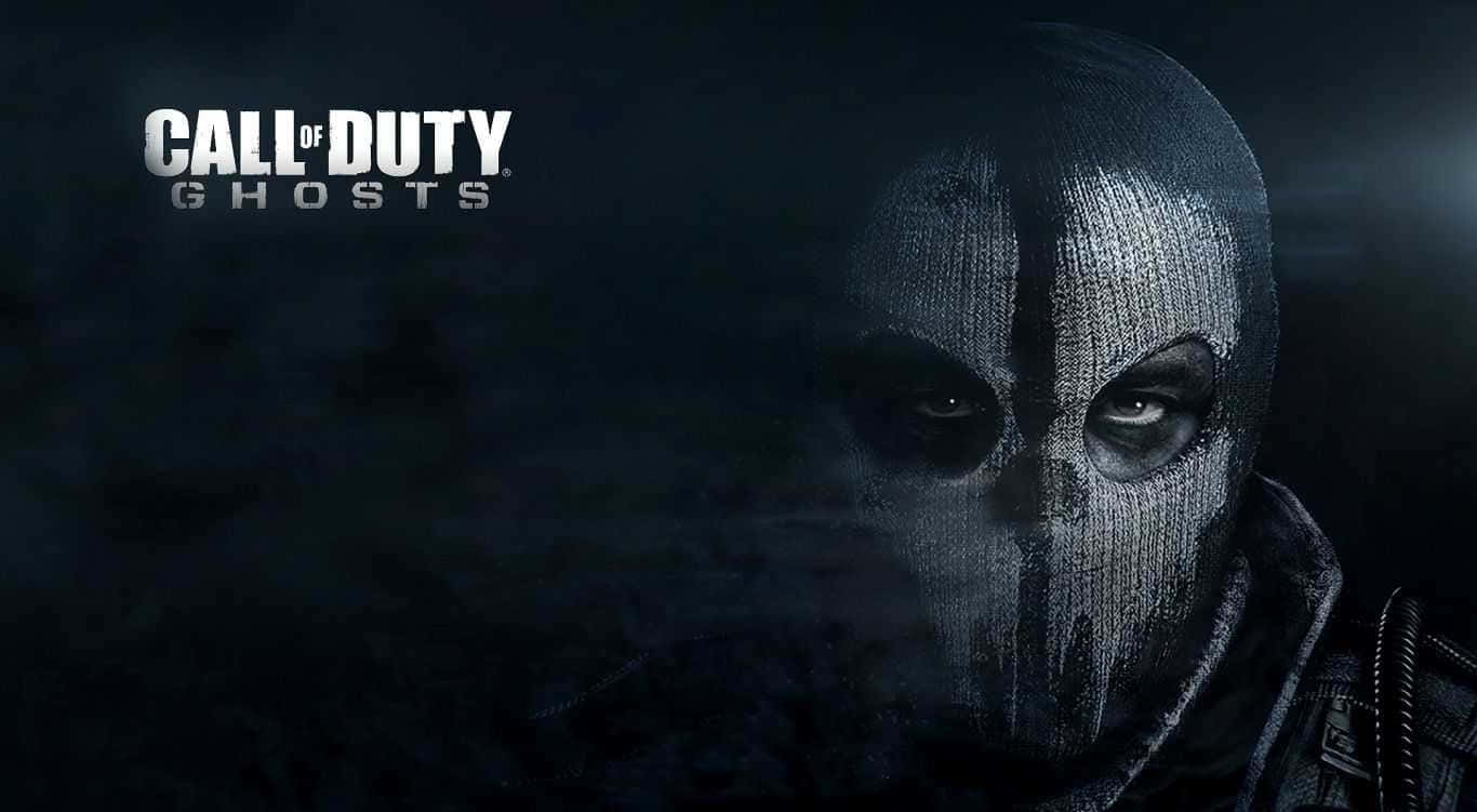 Call Of Duty Ghosts 桌布 壁紙 — 一名戴著紋理鬼魂面具的士兵，在黑暗煙霧背景中，伴隨著『Call of Duty Ghosts』文字，凝視著。