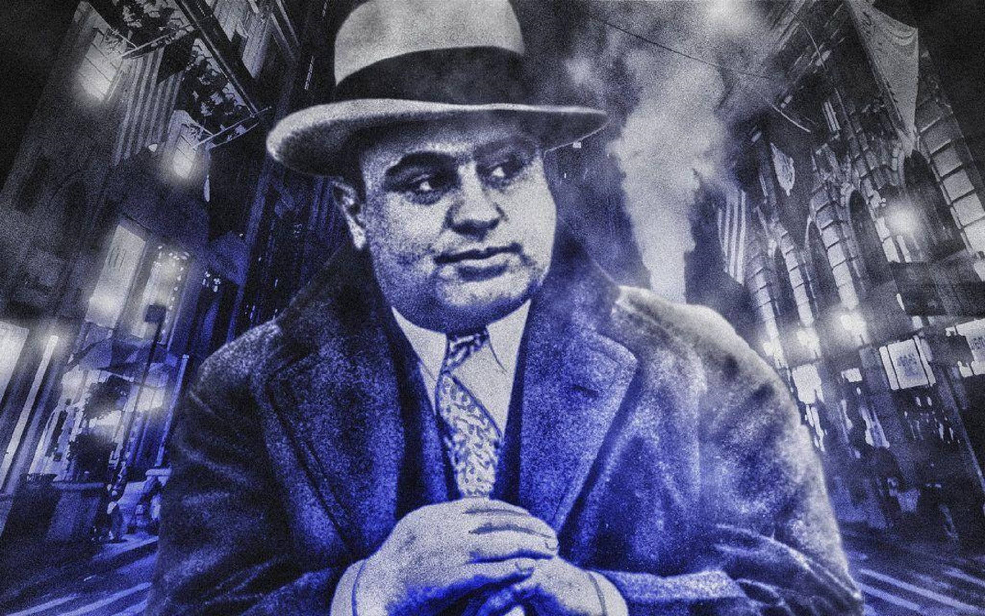 Capone 桌布 壁紙 — 一名戴著紳士帽和穿著風衣的男子，在夜晚的黑色電影風格城市街道上，蒸氣升騰，燈光閃爍。