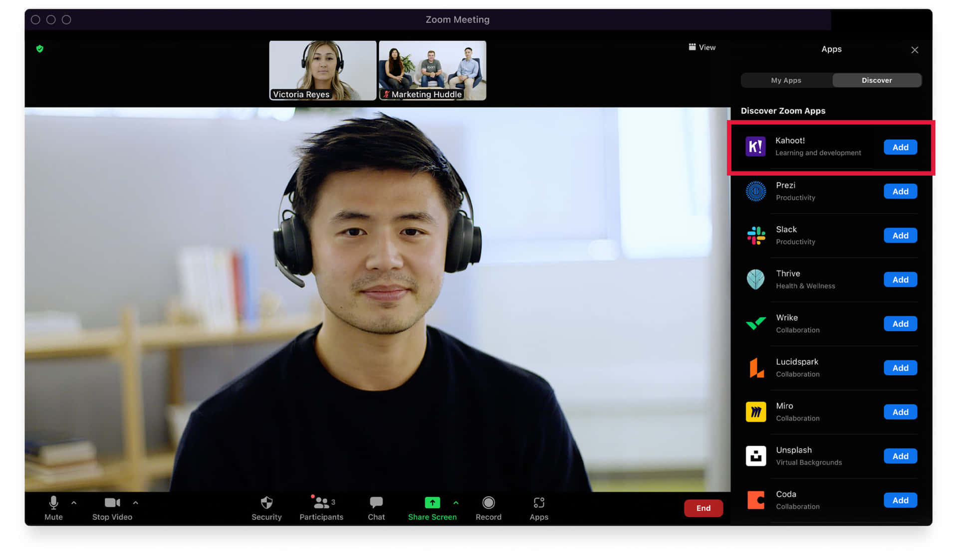 戴耳機的男子在 Zoom 通話中，Apps 面板中 Kahoot! 應用程式被突出顯示。 — 放大 壁紙