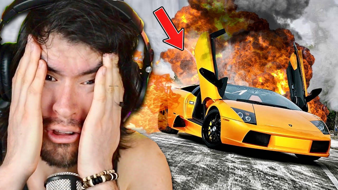 YouTube縮圖 桌布 壁紙 — 一名戴著耳機的男子驚恐地看著身後一輛黃色藍寶堅尼跑車被猛烈爆炸吞噬。