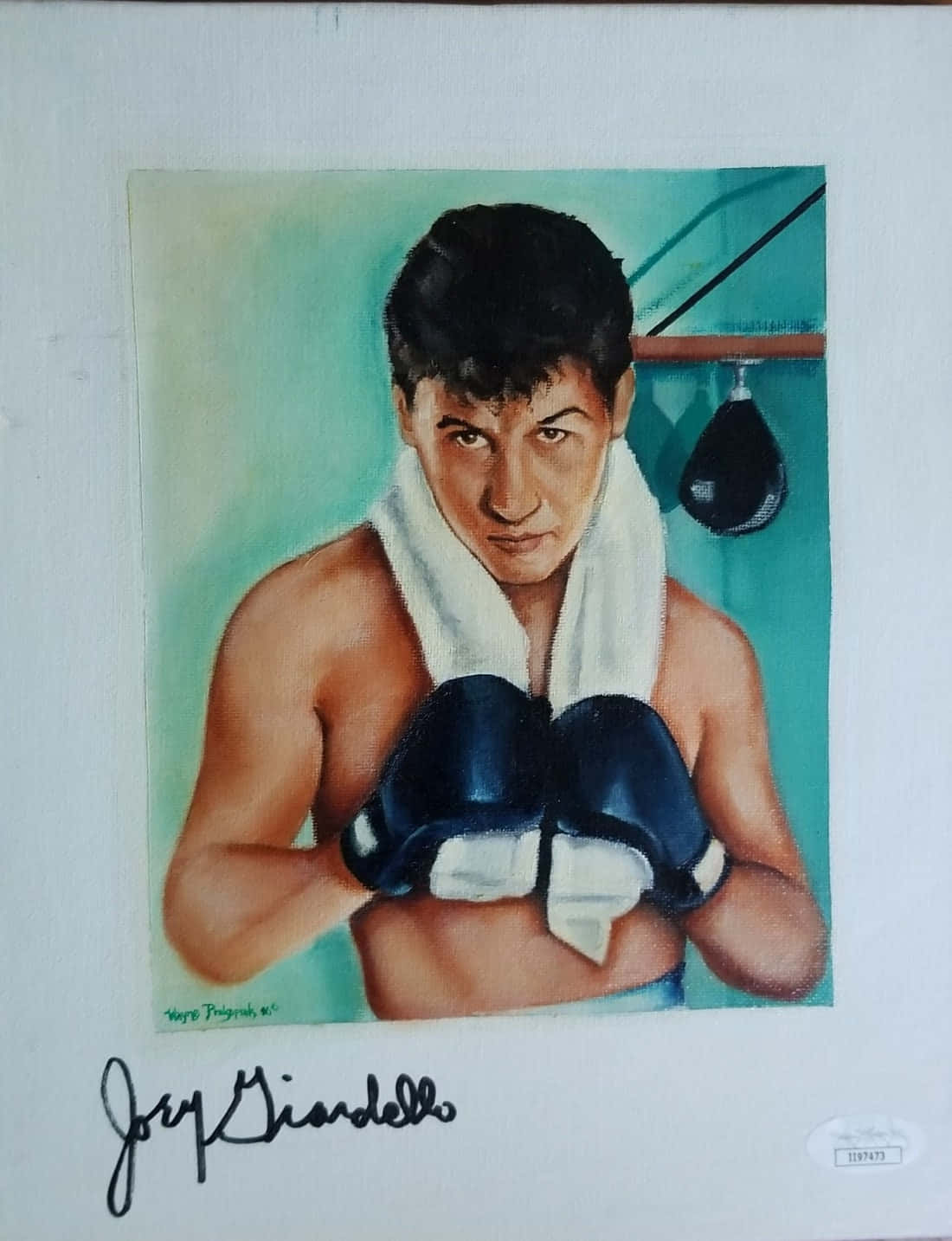 boxer 桌布 壁紙 — 一名戴著藍色手套和毛巾的拳擊手在身後掛著速度球的健身房內專注地凝視。