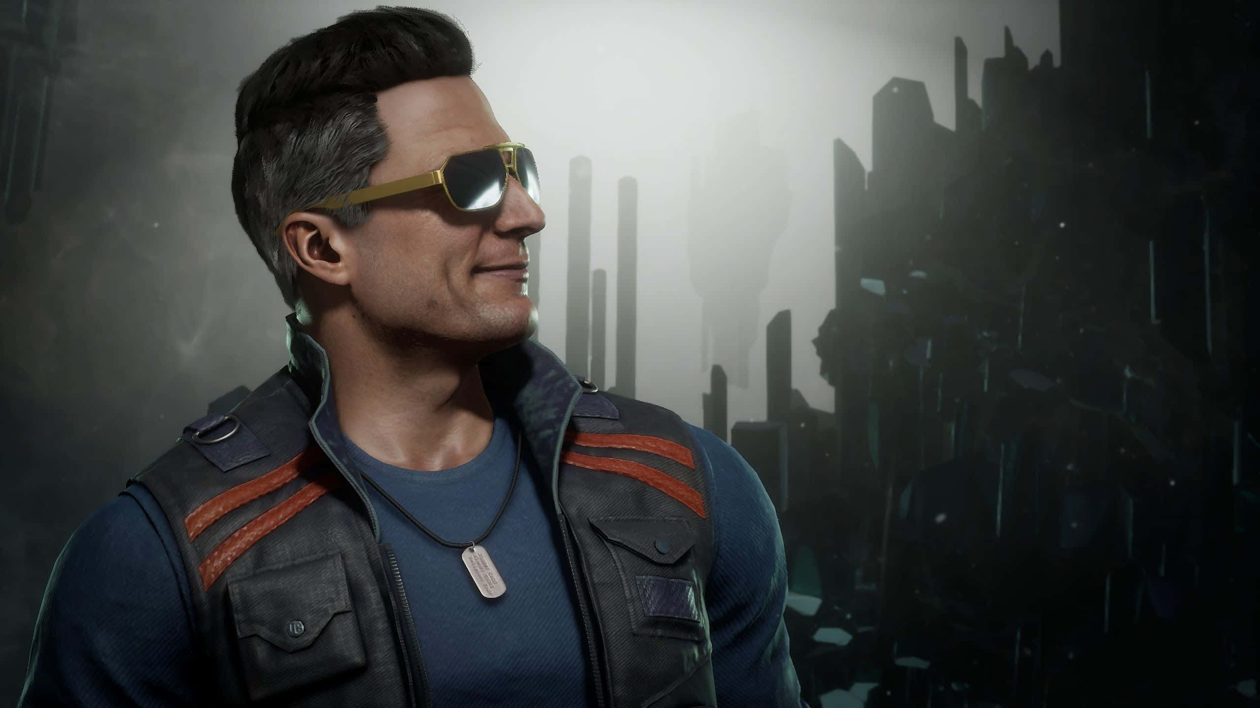 Johnny Cage 桌布 壁紙 — 一名戴著金框太陽眼鏡和背心的男子，在霧氣瀰漫的未來城市景觀中自信地微笑。