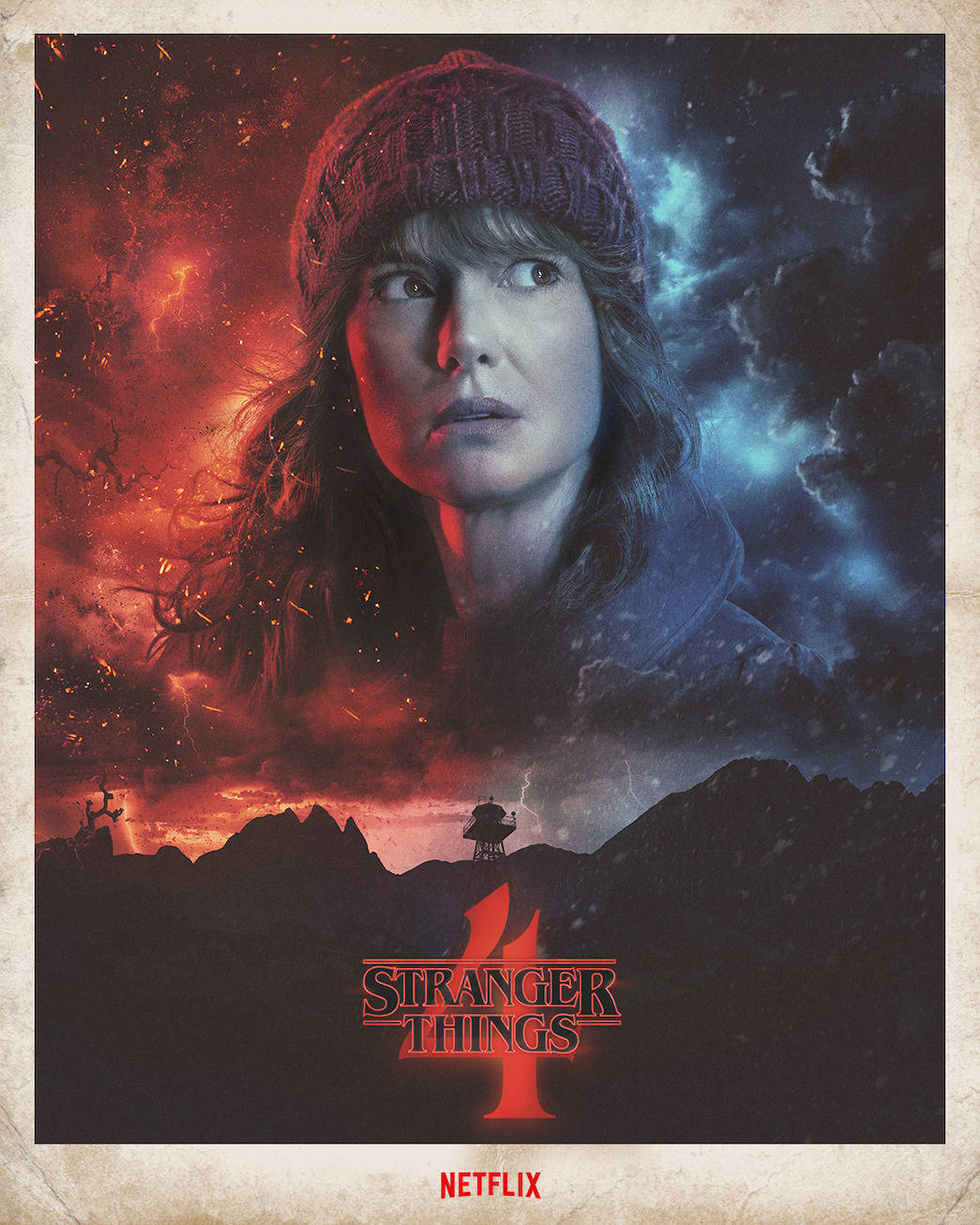 Stranger Things 4 桌布 壁紙 — 一名戴著針織帽子的女性，仰望被火紅色和電藍色風暴雲分割的天空，下方是剪影般的山丘。