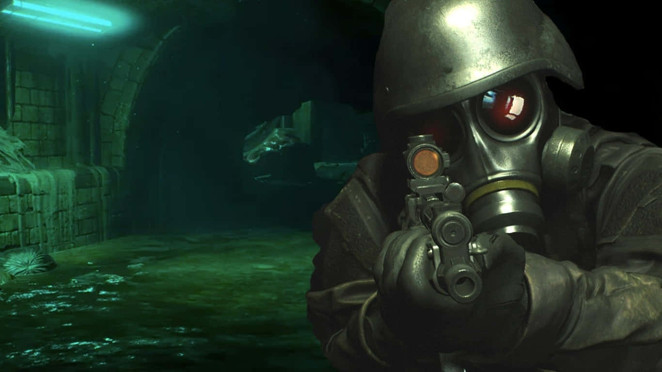 1366x768 Resident Evil 2 桌布 壁紙 — 一名戴著防毒面具、眼睛發出紅光的士兵在昏暗的綠色地下隧道中瞄準手槍。