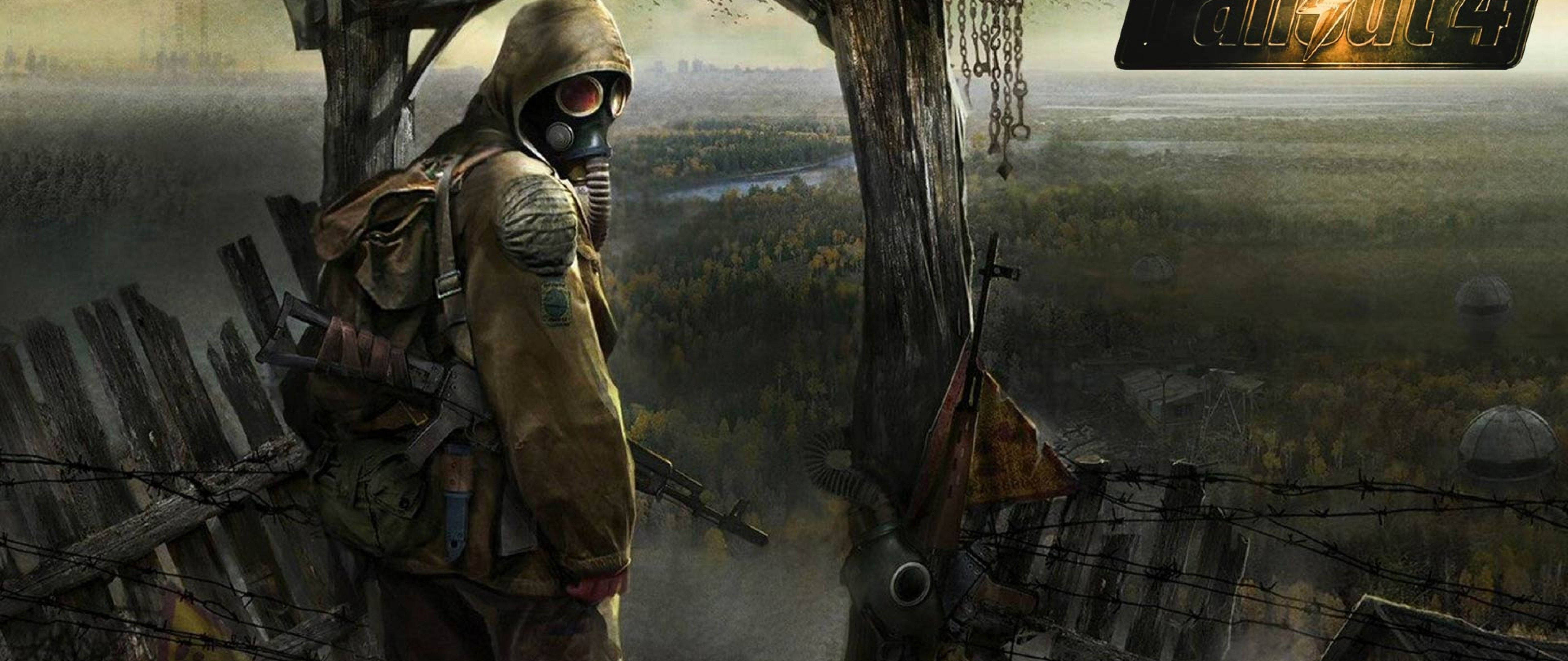 Fallout 4 桌布 壁紙 — 一名戴著防毒面具、身穿破爛軍服的士兵，在鐵絲網後方站崗，俯瞰一片荒涼的末日後森林景觀。