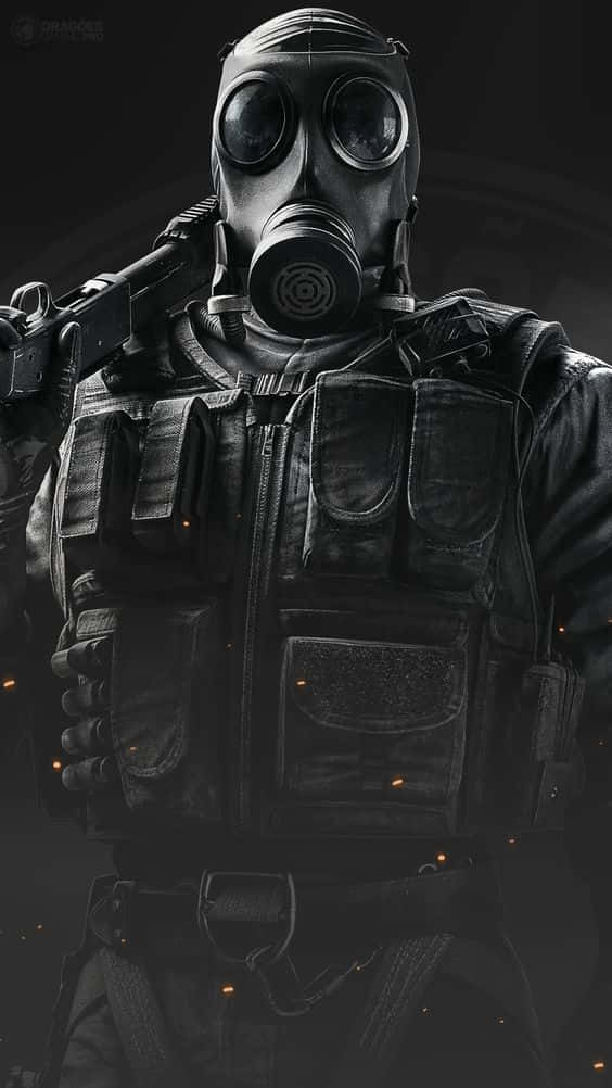 Rainbow Six Siege Thatcher 桌布 壁紙 — 一名戴著防毒面具和戰術背心的士兵，在黑暗背景中手持步槍，周圍有發光的餘燼。