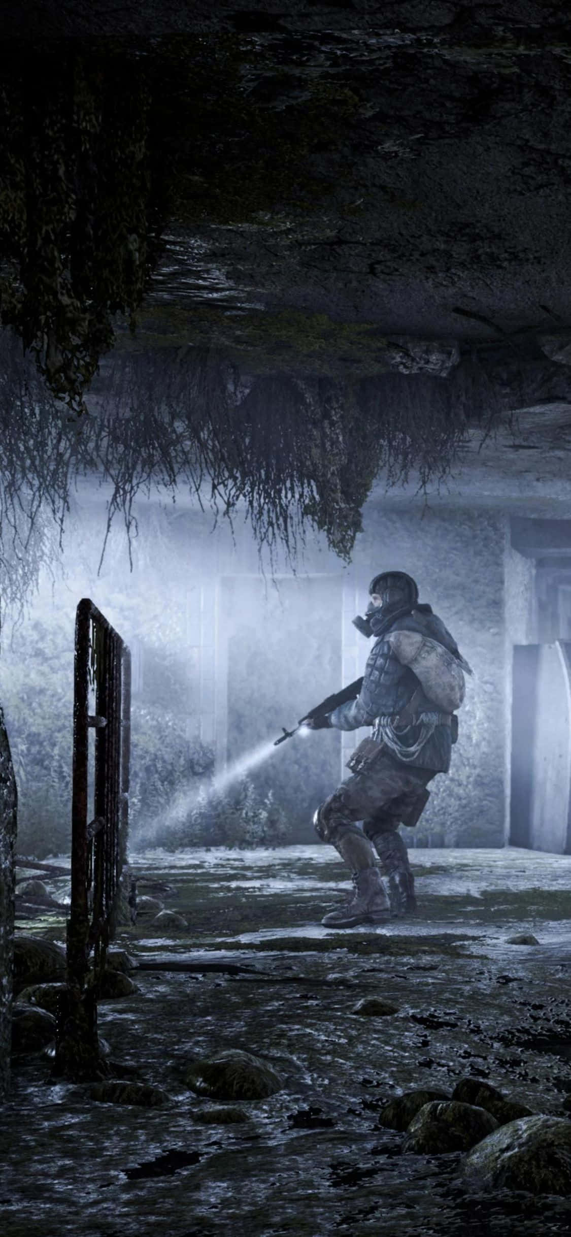 iPhone X Metro Exodus 桌布 壁紙 — 一名戴著防毒面具和戰術裝備的士兵在霧中用手電筒照射淹沒的長滿苔蘚的地下廢墟。