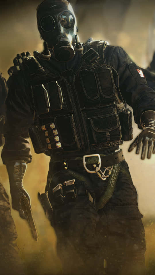 Rainbow Six Siege Thatcher 桌布 壁紙 — 一名戴著防毒面具和戰術裝備的士兵在塵霧中拔出武器站立。