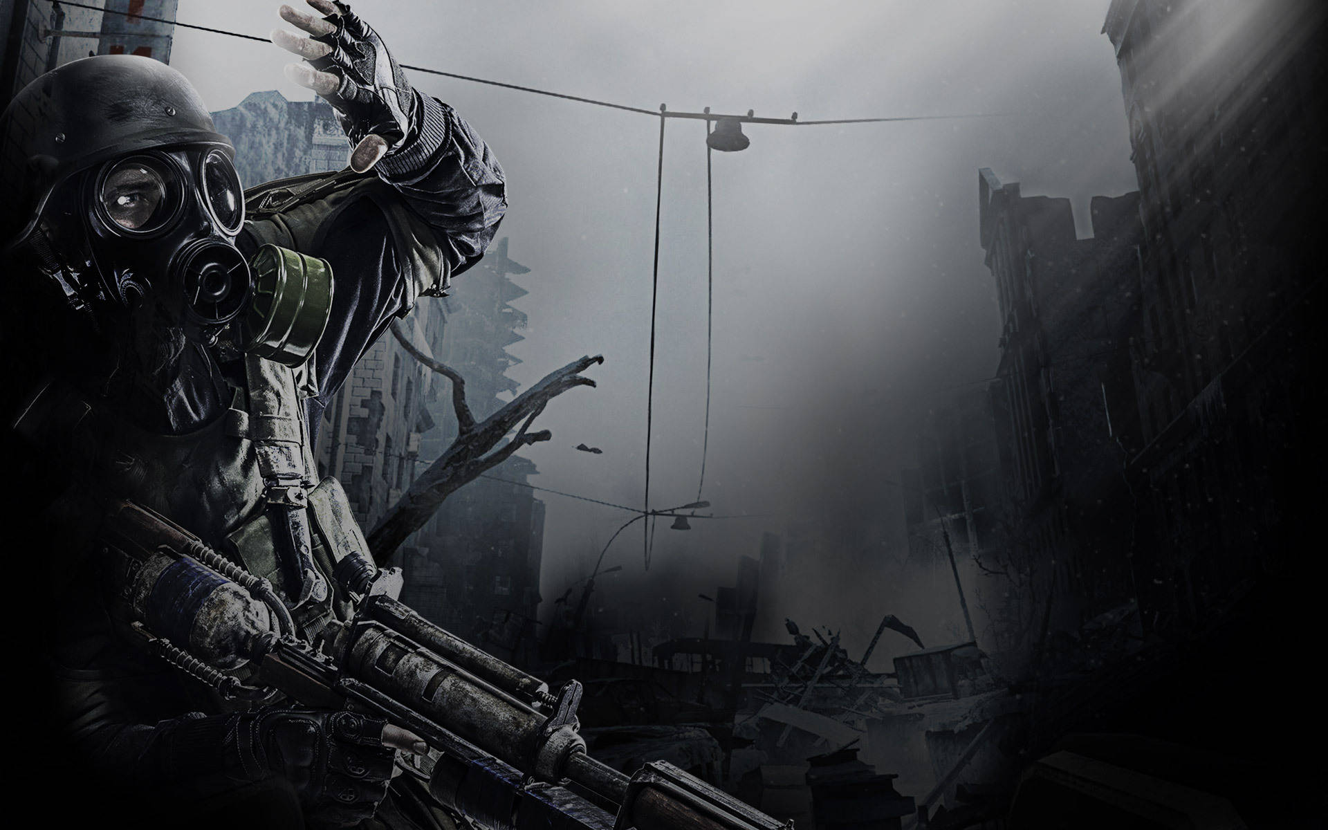 Metro 2033 桌布 壁紙 — 一名戴著防毒面具和戰鬥裝備的士兵站在被摧毀的城市街道中，天空陰沉且煙霧彌漫。