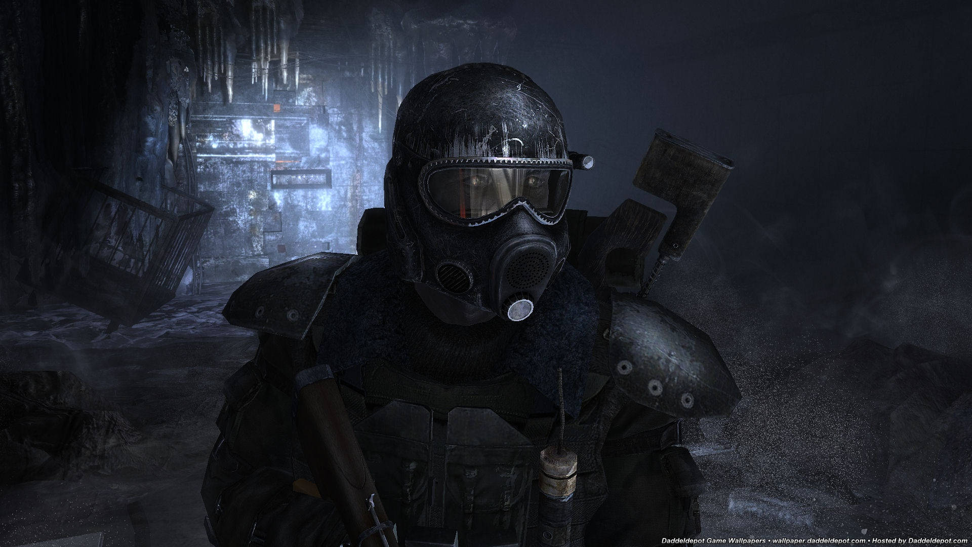Metro 2033 桌布 壁紙 — 一名戴著防毒面具和盔甲的士兵站在黑暗冰冷的廢墟中，背景有發光的藍色燈光。