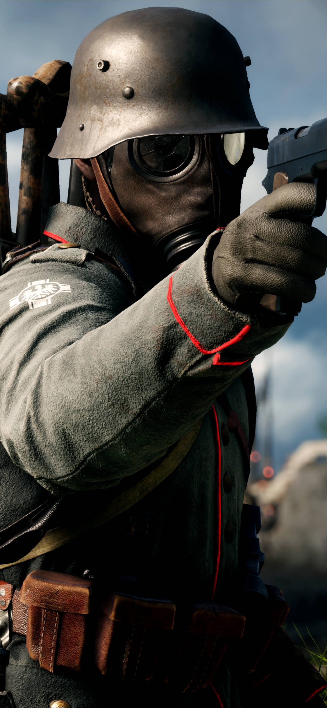 Battlefield 桌布 壁紙 — 一名戴著防毒面具和頭盔的士兵，在模糊的戰場背景下，專注地瞄準手槍。