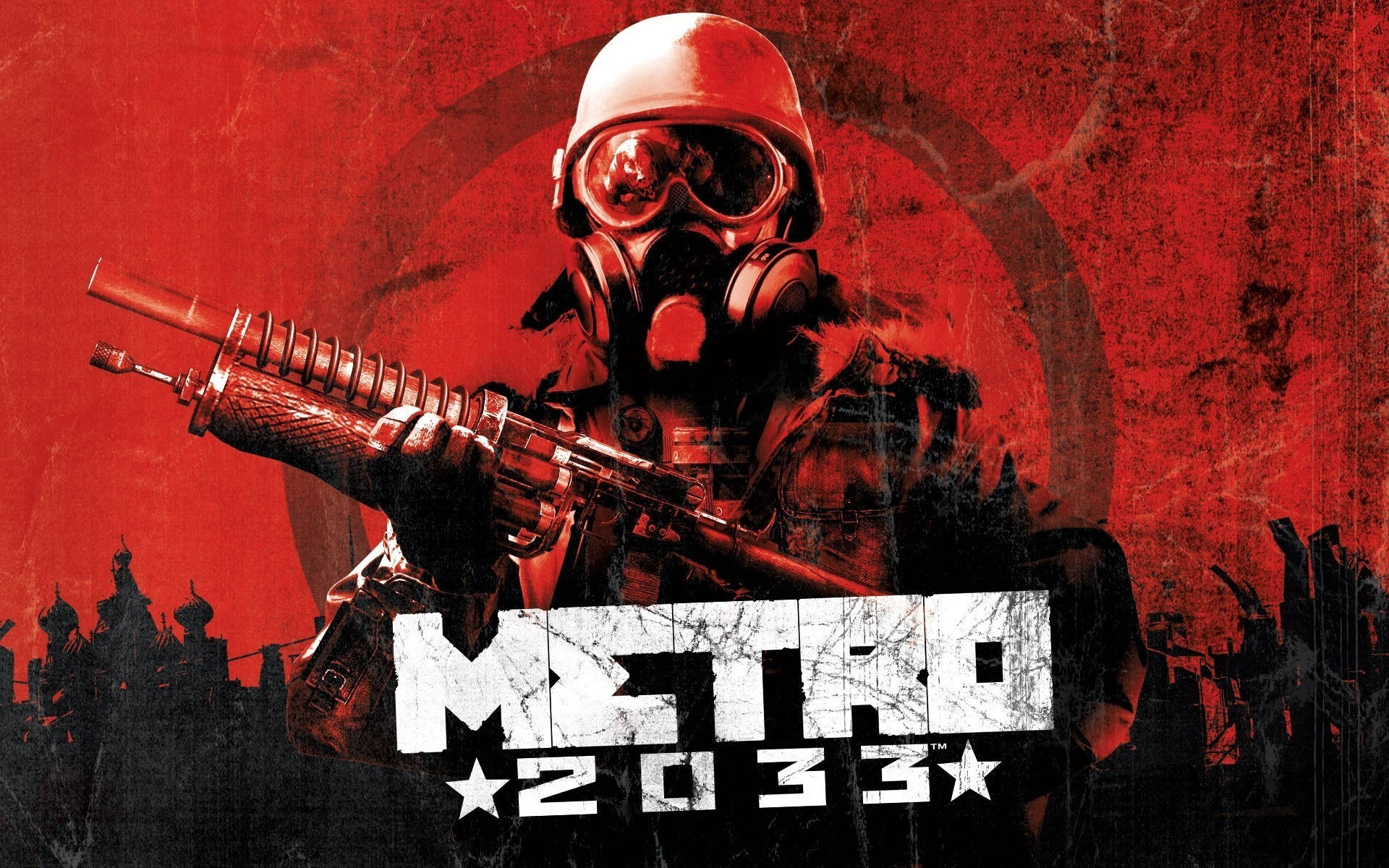 Metro 2033 桌布 壁紙 — 一名戴著防毒面具和頭盔的士兵，在血紅色、粗糙的背景中，握著步槍，背景是廢墟城市的輪廓。