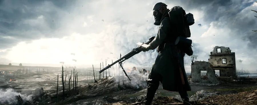 Battlefield 桌布 壁紙 — 一名戴著防毒面具和風衣的士兵在風暴天空下，穿過煙霧瀰漫、建築物廢墟的戰場前進。