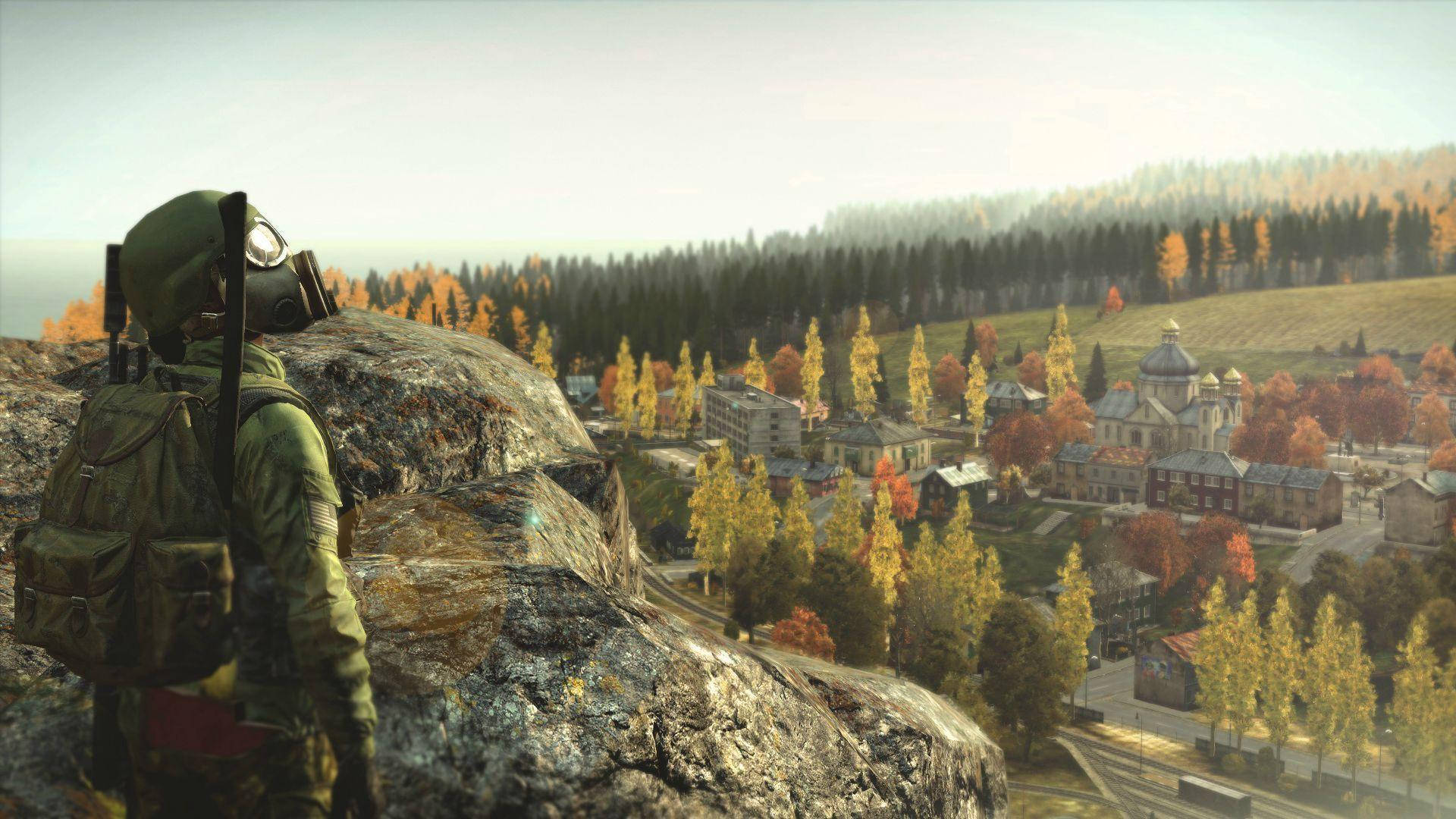 Dayz Desktop 桌布 壁紙 — 一名戴著防毒面具的士兵俯瞰著一個被秋日森林環繞、沐浴在柔和日光下的古樸村莊。