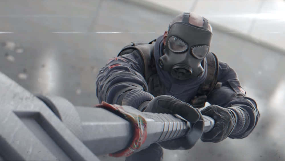 Rainbow Six Siege Sledge 桌布 壁紙 — 一名戴著防毒面具的士兵在充滿煙霧和碎片的惡劣城市環境中緊握欄杆。