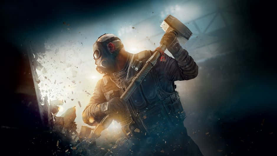 Rainbow Six Siege Sledge 桌布 壁紙 — 一名戴著防毒面具的士兵在戲劇性的背光下，在爆炸的碎片中揮舞大錘。