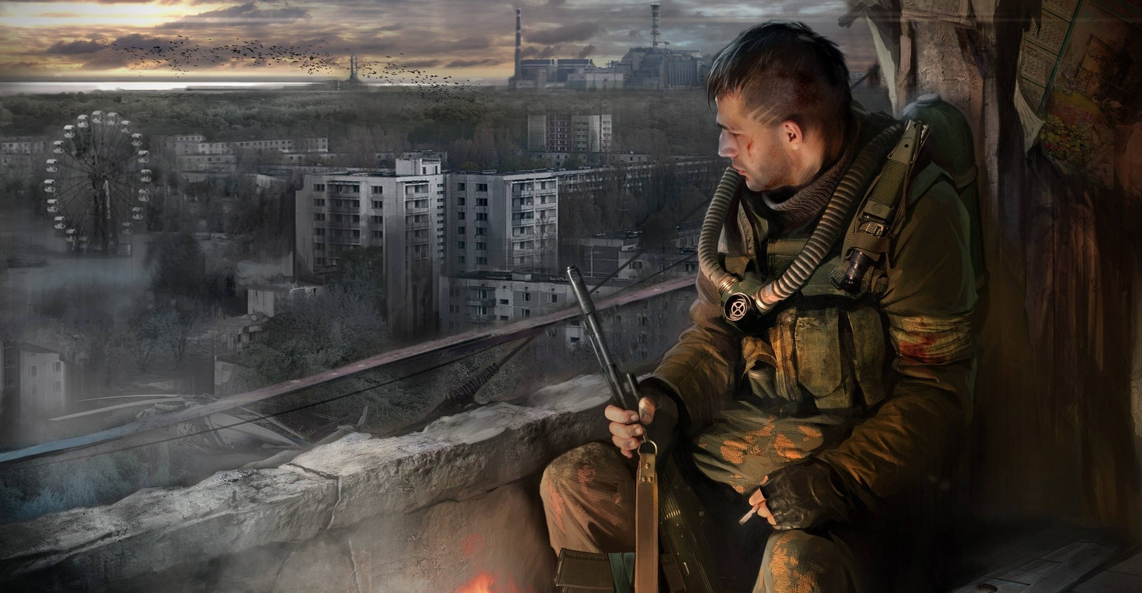 Stalker 桌布 壁紙 — 一名戴著防毒面具的士兵坐在火堆旁，俯瞰著一座廢墟城市，有破爛的摩天輪和遠處的核電廠，天空陰沉。