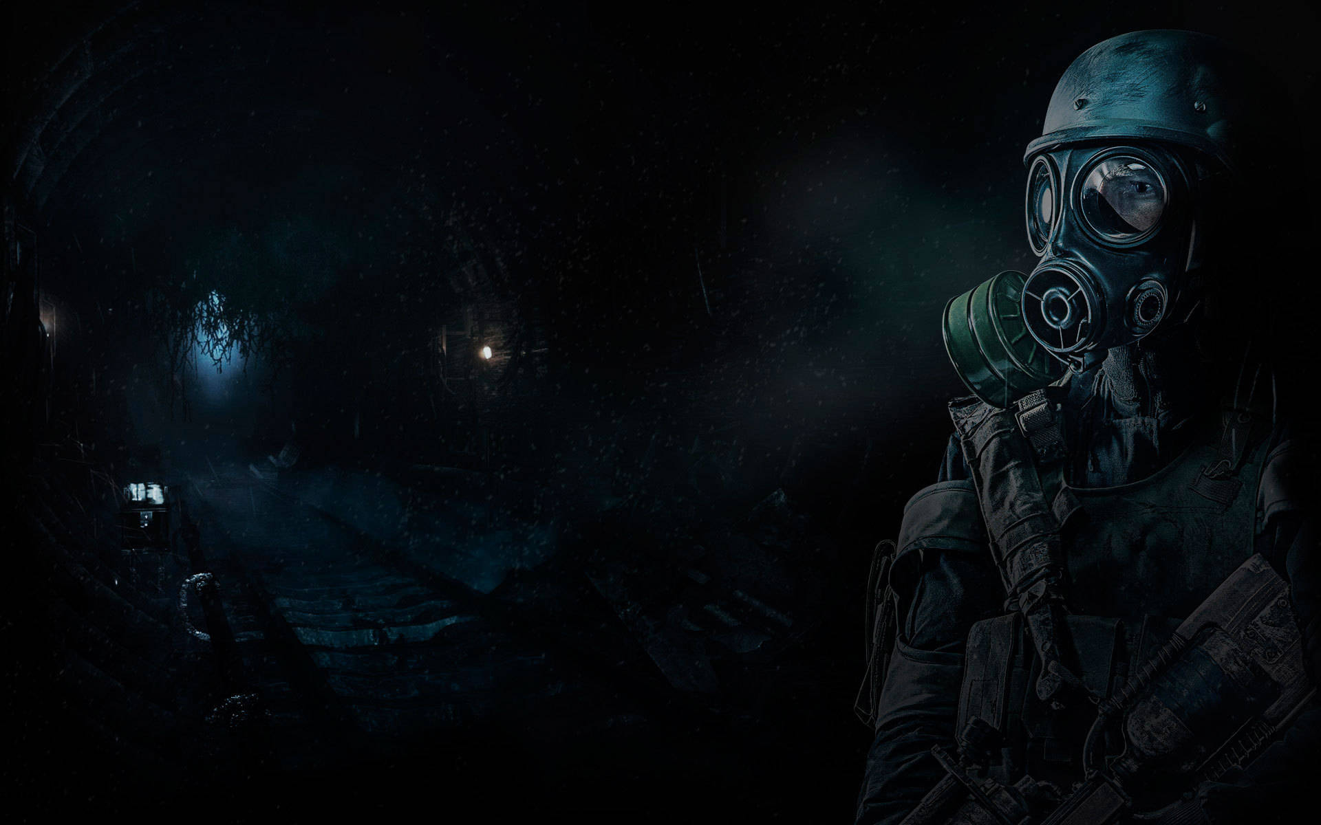 Metro Last Light 桌布 壁紙 — 一名戴著防毒面具的士兵站在一個黑暗、陰森的隧道中，有微弱的藍光和掉落的碎片。