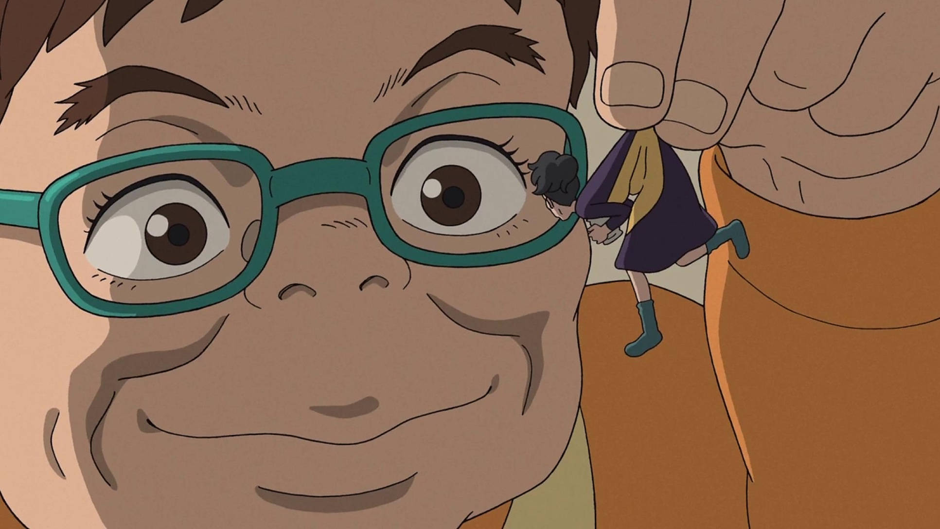 Arrietty 桌布 壁紙 — 一名戴著青綠色眼鏡的男人微笑，一個穿紫色的小女孩沿著他的手臂奔跑的特寫。