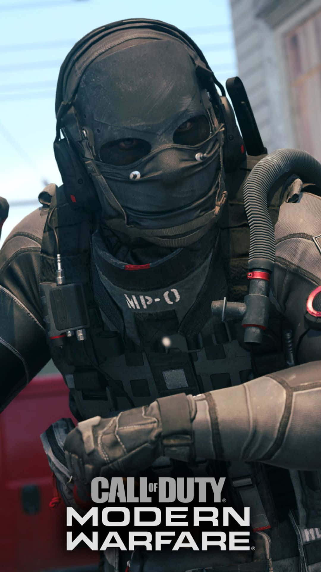 Android Call Of Duty Modern Warfare 桌布 壁紙 — 一名戴著面具、身穿戰術裝備、胸前有「MP-0」字樣的士兵，在陽光明媚的城市環境中準備就緒。