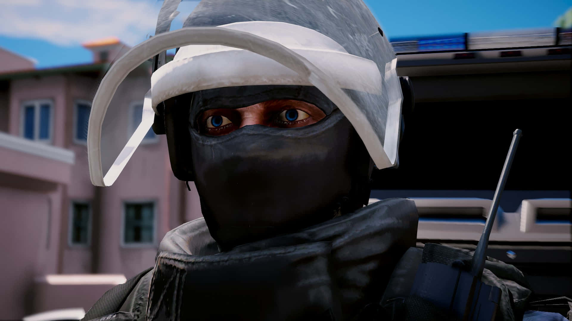Rainbow Six Siege Doc 桌布 壁紙 — 一名戴著面具、身穿戰術裝備的士兵，在模糊的城市背景下，用銳利的藍眼睛凝視的特寫。