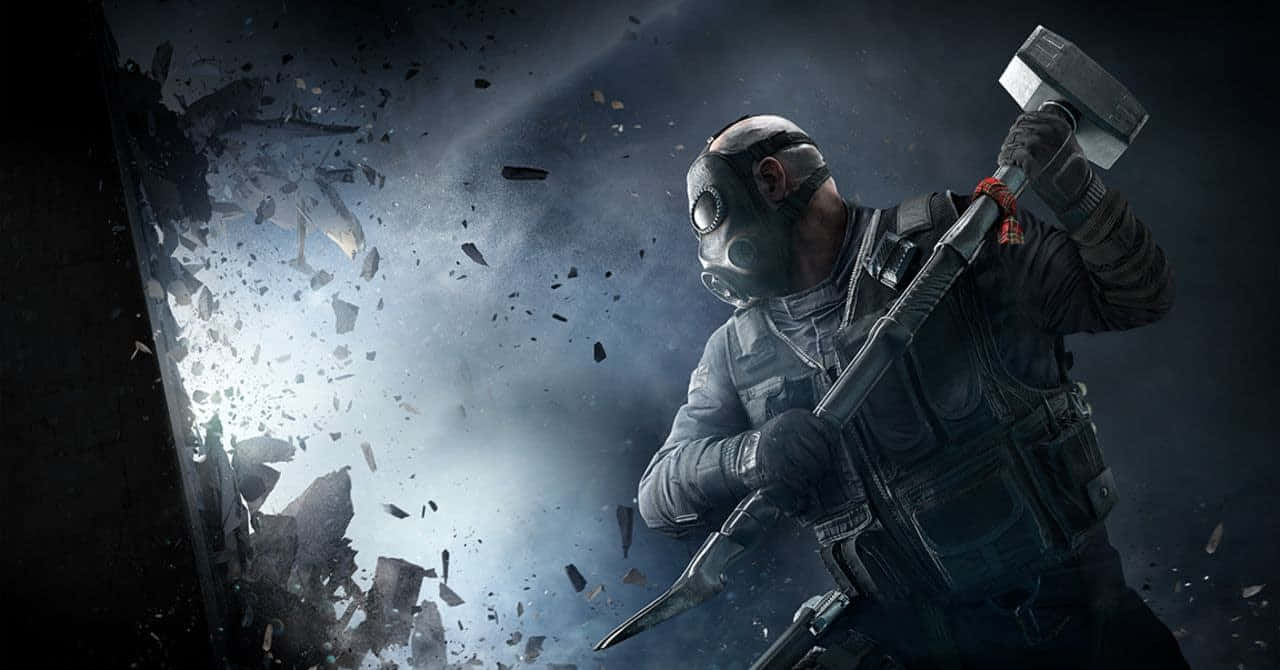Rainbow Six Siege Sledge 桌布 壁紙 — 一名戴著面具、身穿戰術裝備的士兵，在黑暗骯髒的環境中用大錘砸穿混凝土牆。