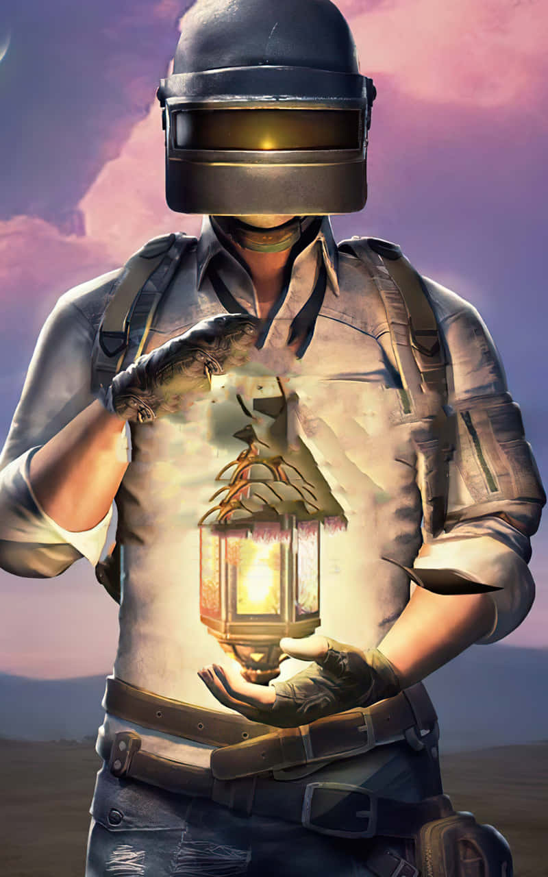 pubg mobile 桌布 壁紙 — 一名戴著面具、身穿戰術裝備的士兵手持發光燈籠，在暮色天空下顯現出樹木剪影。