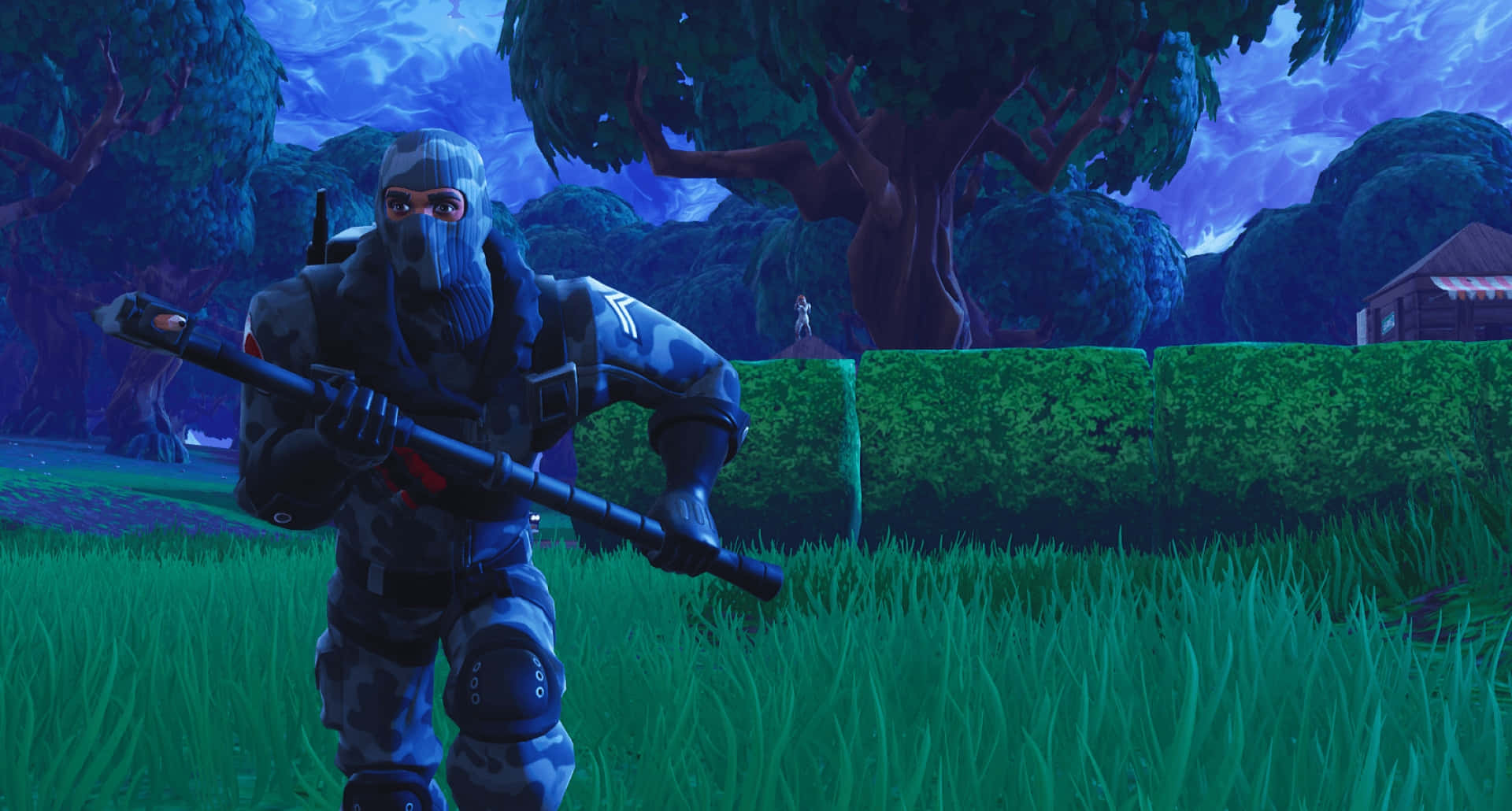 Fye No Skin Fortnite 桌布 壁紙 — 一名戴著面具、身穿藍色迷彩服的士兵在暮色天空下的草地上蹲著，手持步槍。
