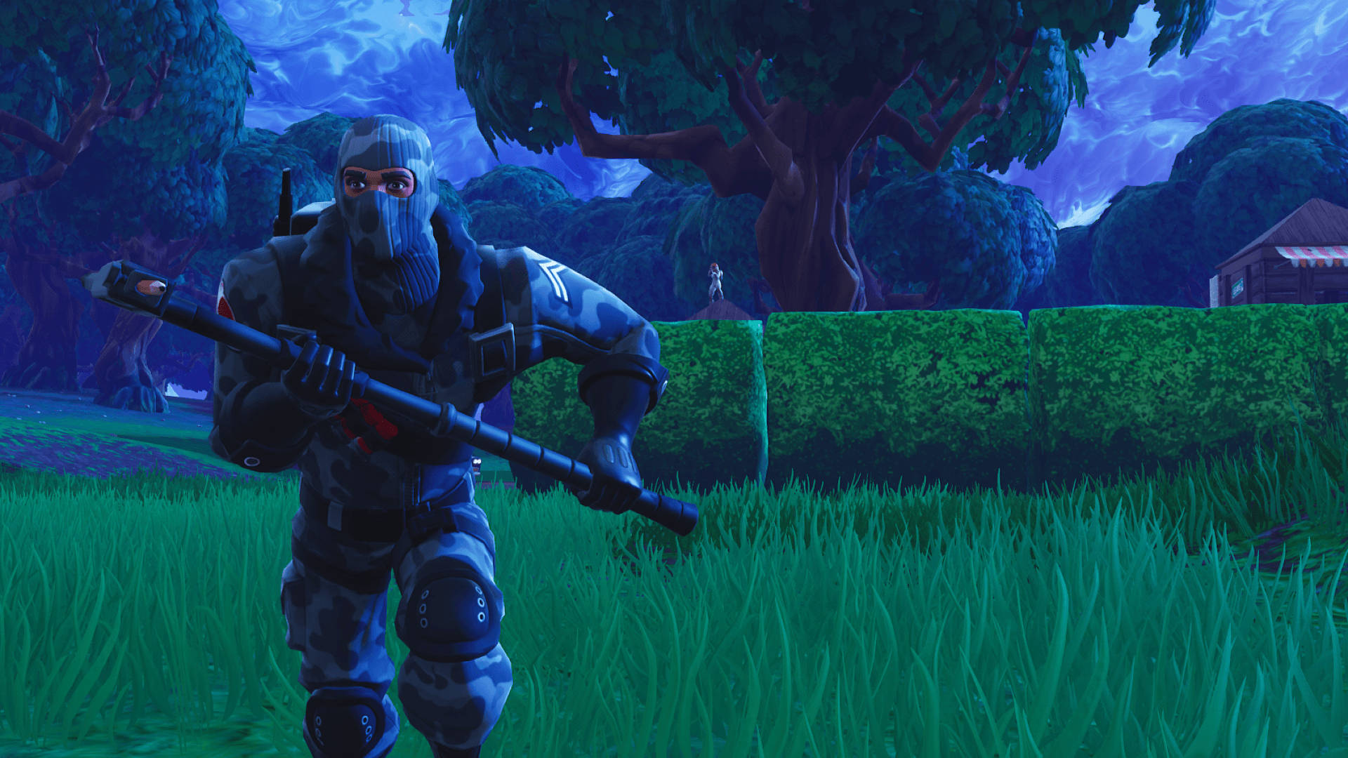 Fortnite 桌布 壁紙 — 一名戴著面具的士兵身穿藍色迷彩裝備，在暮色天空下蹲在高高的草叢中，手持步槍。