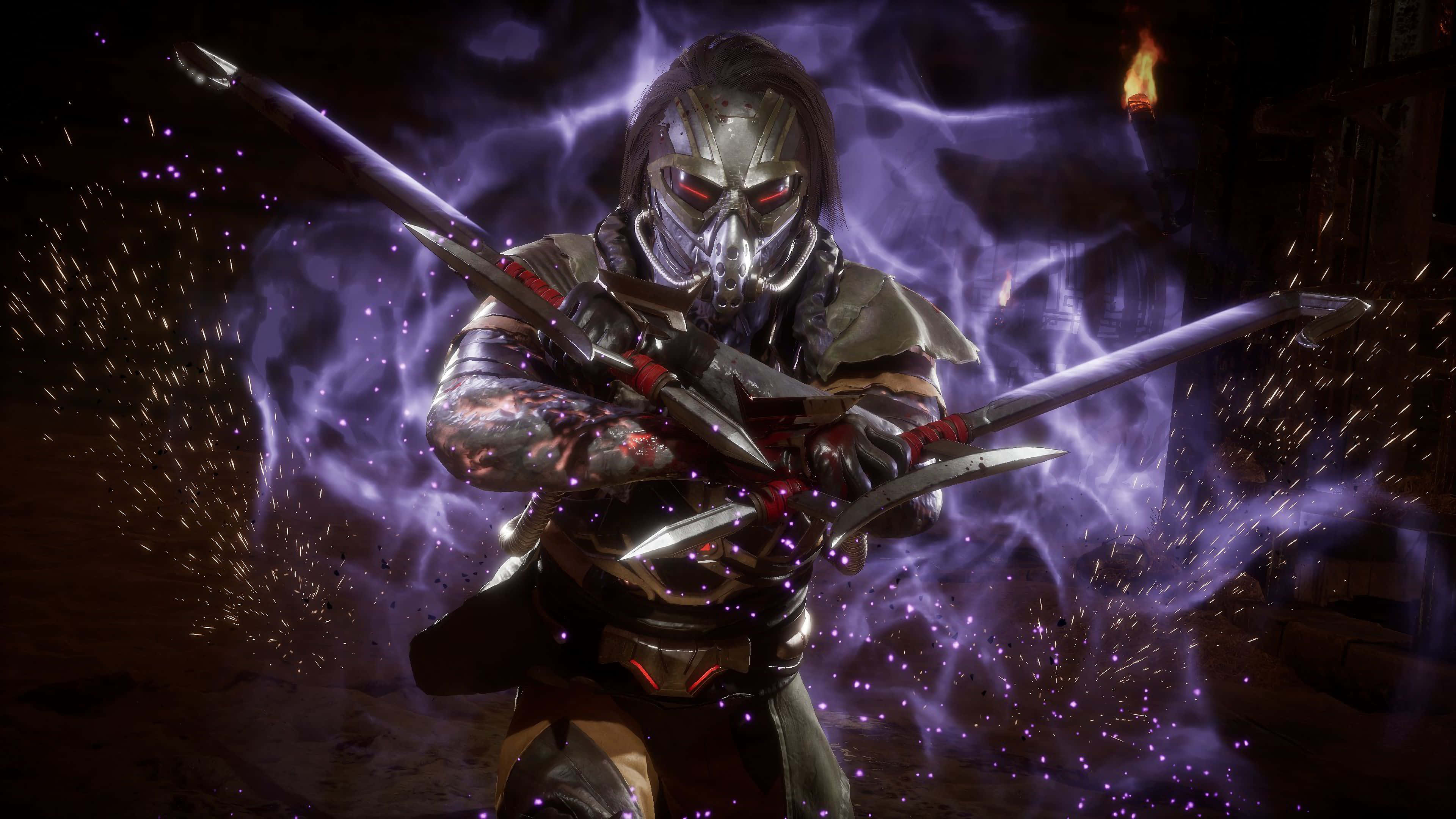 Mortal Kombat Kabal 桌布 壁紙 — 一名戴著面具的戰士身穿暗色盔甲，在昏暗的競技場中，於旋轉的紫色能量和飛濺的火花中揮舞多把刀刃。