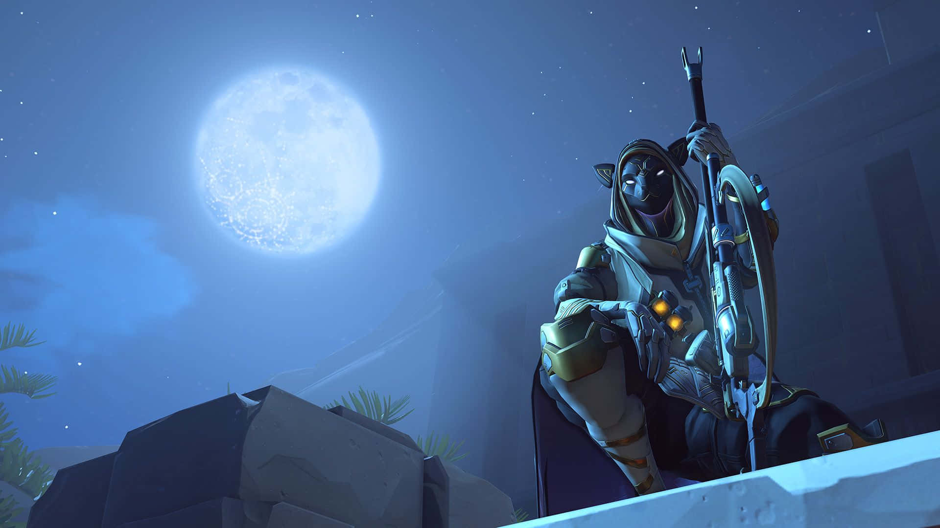 Overwatch Ana 桌布 壁紙 — 一名戴著面具的戰士身穿未來風格盔甲，站在石崖上，背景是星光閃爍的夜空和一輪明亮的滿月。
