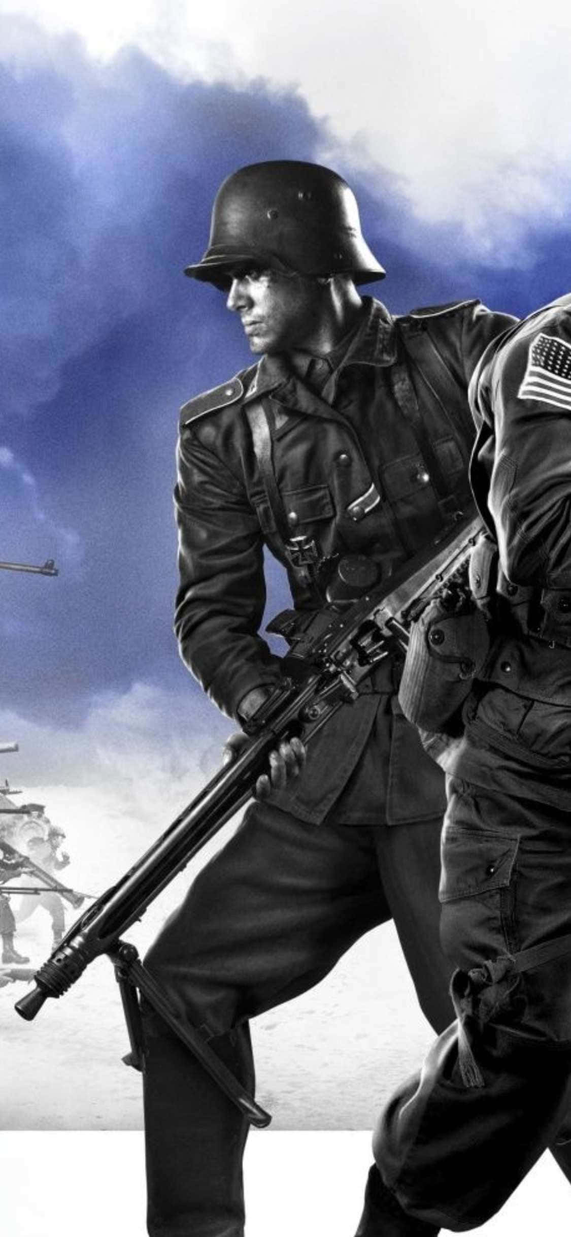軍隊 桌布 壁紙 — 一名戴著頭盔、身穿制服的士兵在戲劇性的多雲天空下持步槍前進。